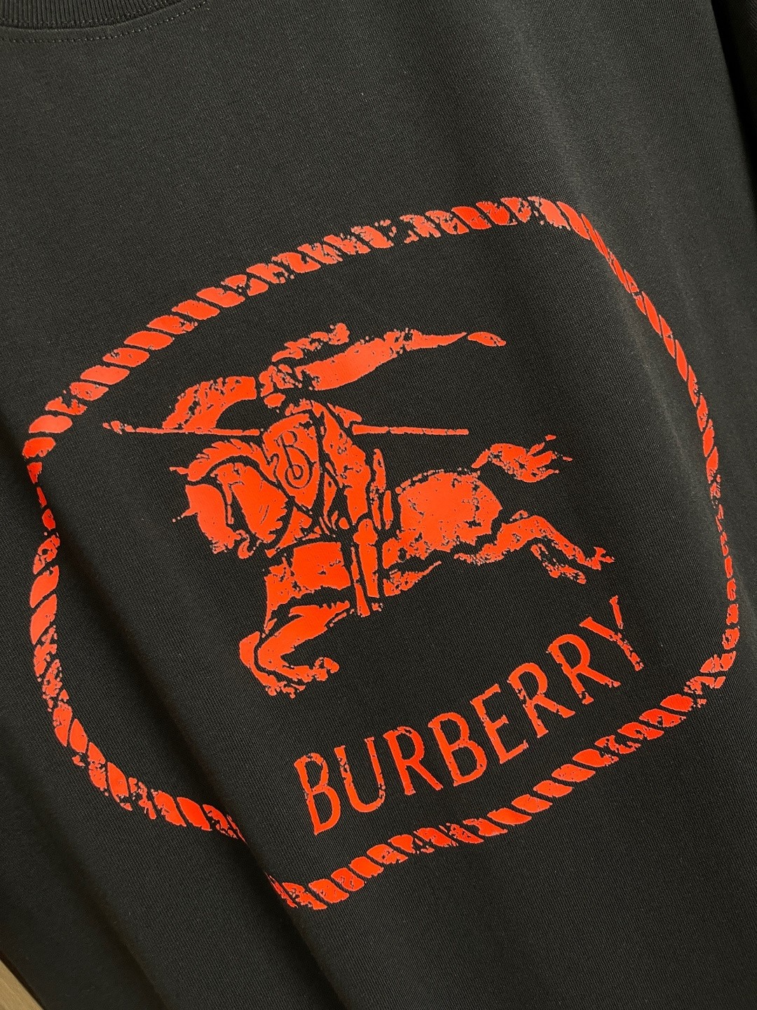 🛒🛒Burberry 骑士印章棉质混纺短袖T恤 选用棉质混纺材质打造，呈现休闲版型。点缀复古感骑士印章印
