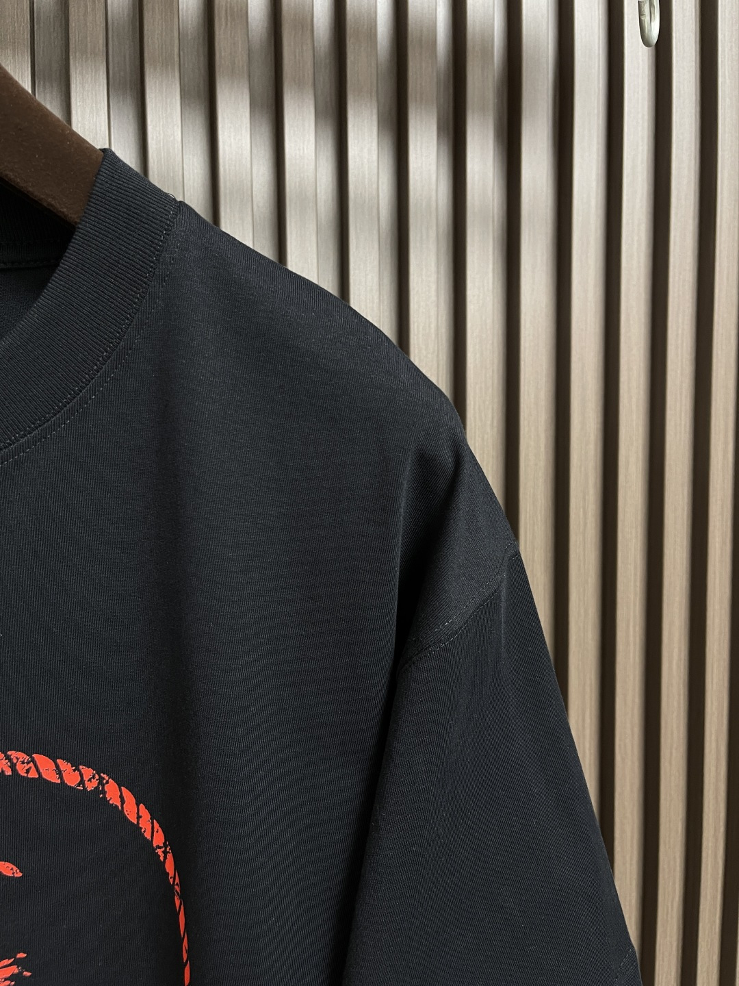 🛒🛒Burberry 骑士印章棉质混纺短袖T恤 选用棉质混纺材质打造，呈现休闲版型。点缀复古感骑士印章印