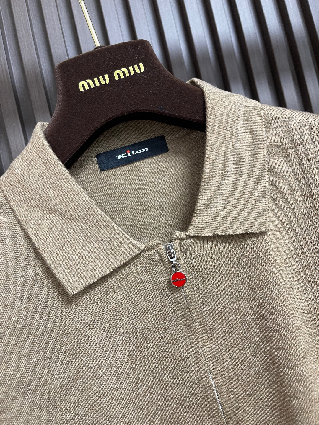 🛒🛒kiton 半拉链翻领针织毛衣，精选优质美利奴羊毛，轻盈蓬松却比普通羊毛更保暖，室内外自由切换，告别