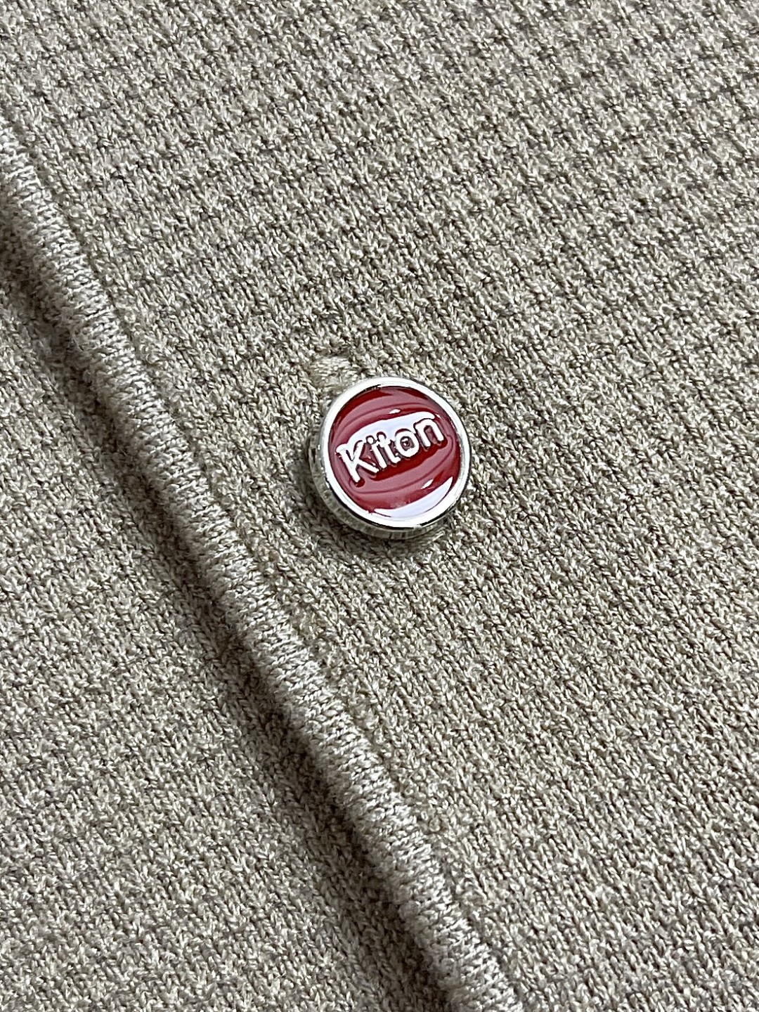 🛒🛒kiton 三扣翻领针织长袖毛衣 精选优质面料，轻盈蓬松却比普通羊毛更保暖，室内外自由切换，告别臃肿