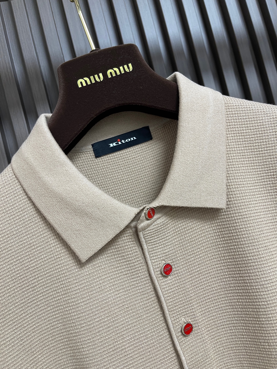 🛒🛒kiton 三扣翻领针织长袖毛衣 精选优质面料，轻盈蓬松却比普通羊毛更保暖，室内外自由切换，告别臃肿