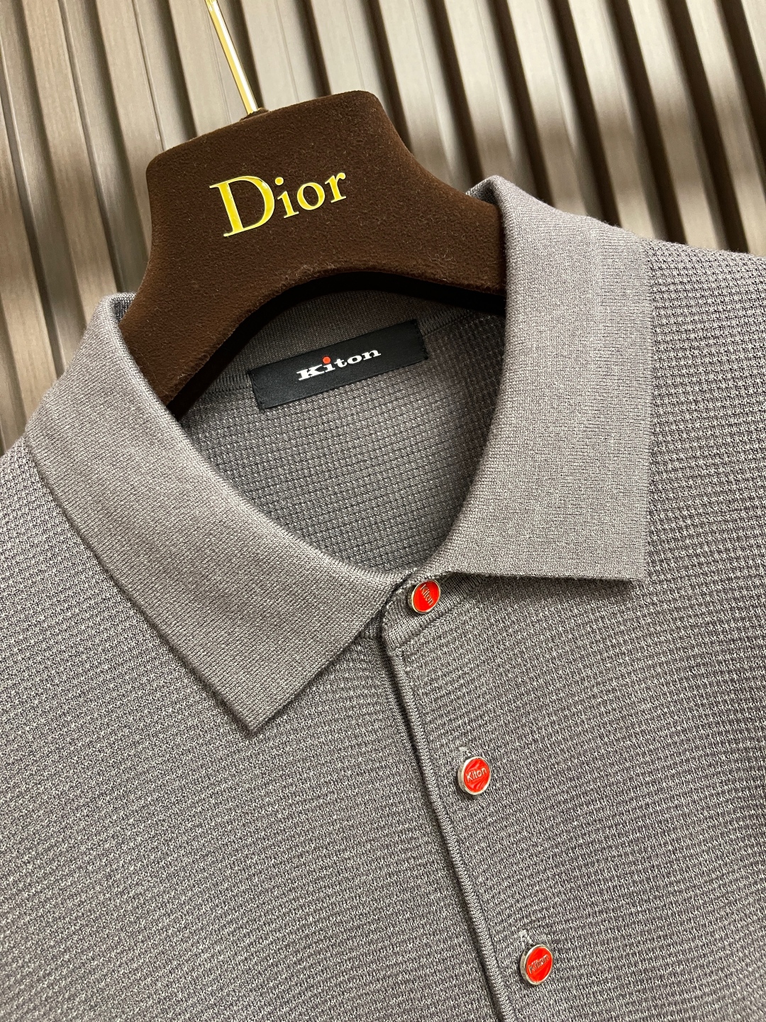 🛒🛒kiton 三扣翻领针织长袖毛衣 精选优质面料，轻盈蓬松却比普通羊毛更保暖，室内外自由切换，告别臃肿