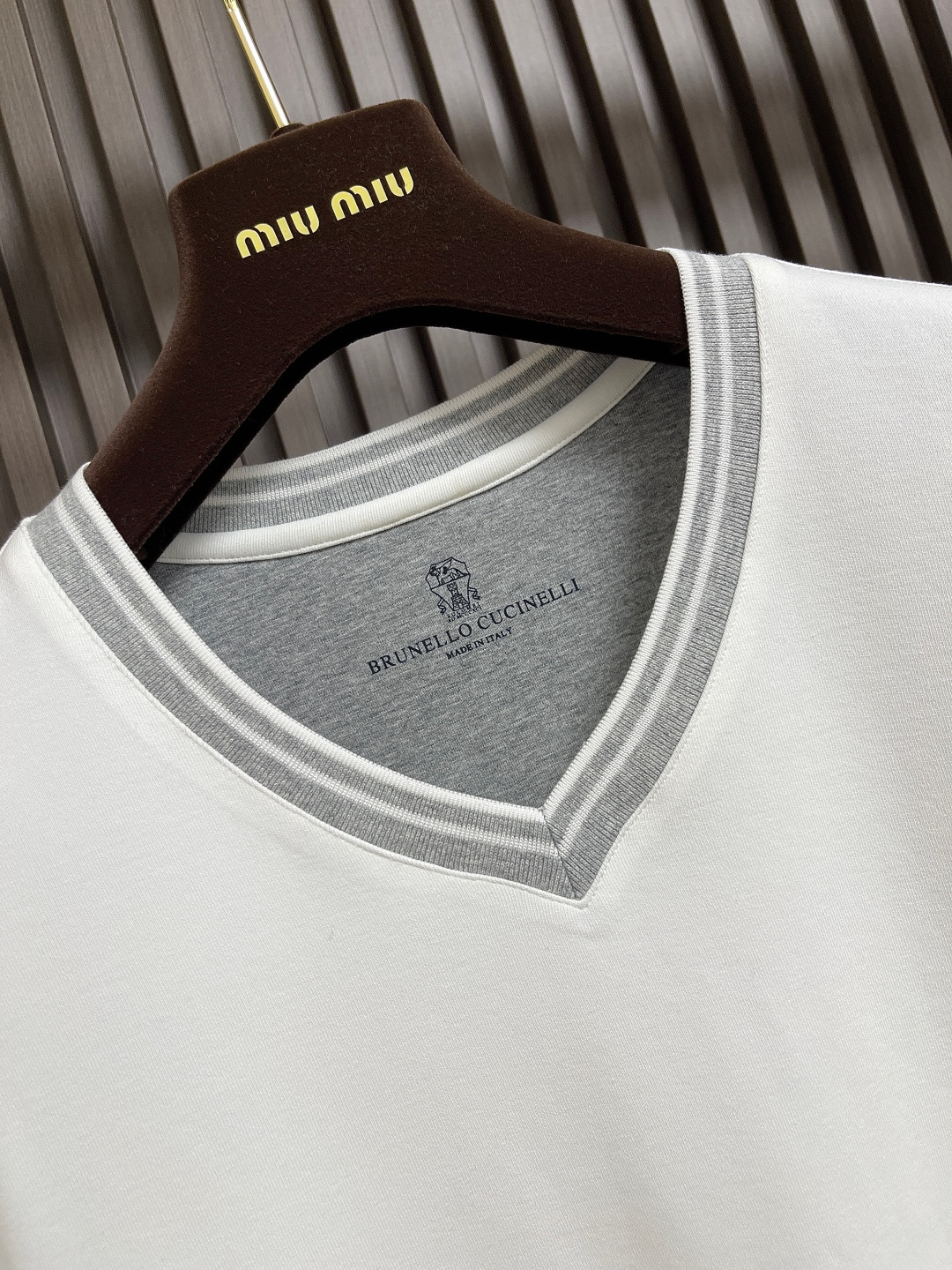 🛒🛒BC Brunello Cucinelli 2025SS秋季新品假两件V领长袖T恤，帅气时尚，简约百