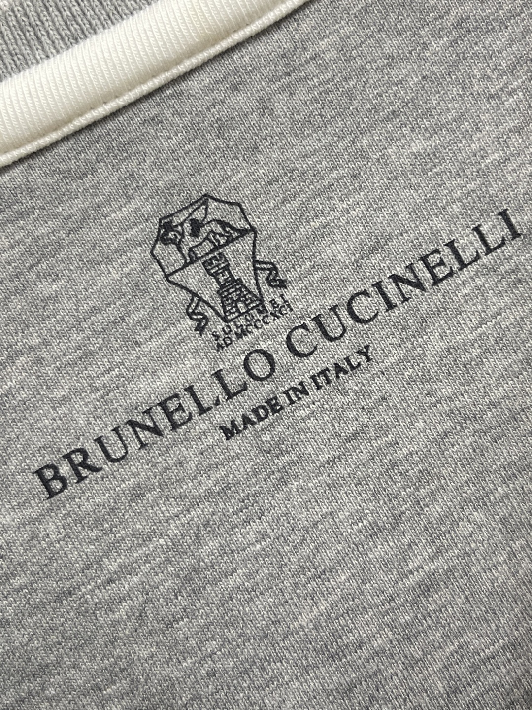🛒🛒BC Brunello Cucinelli 2025SS秋季新品假两件V领长袖T恤，帅气时尚，简约百