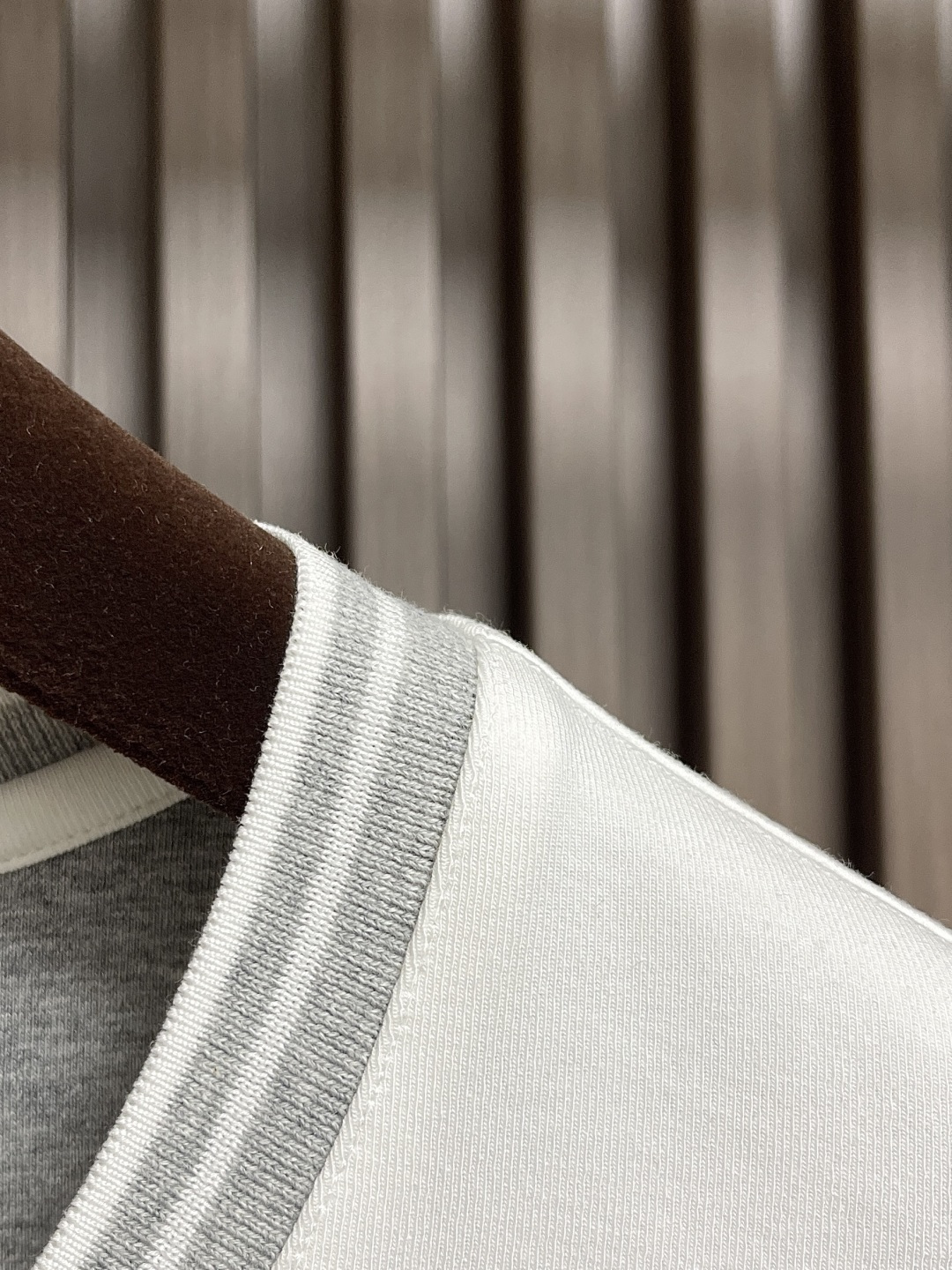 🛒🛒BC Brunello Cucinelli 2025SS秋季新品假两件V领长袖T恤，帅气时尚，简约百