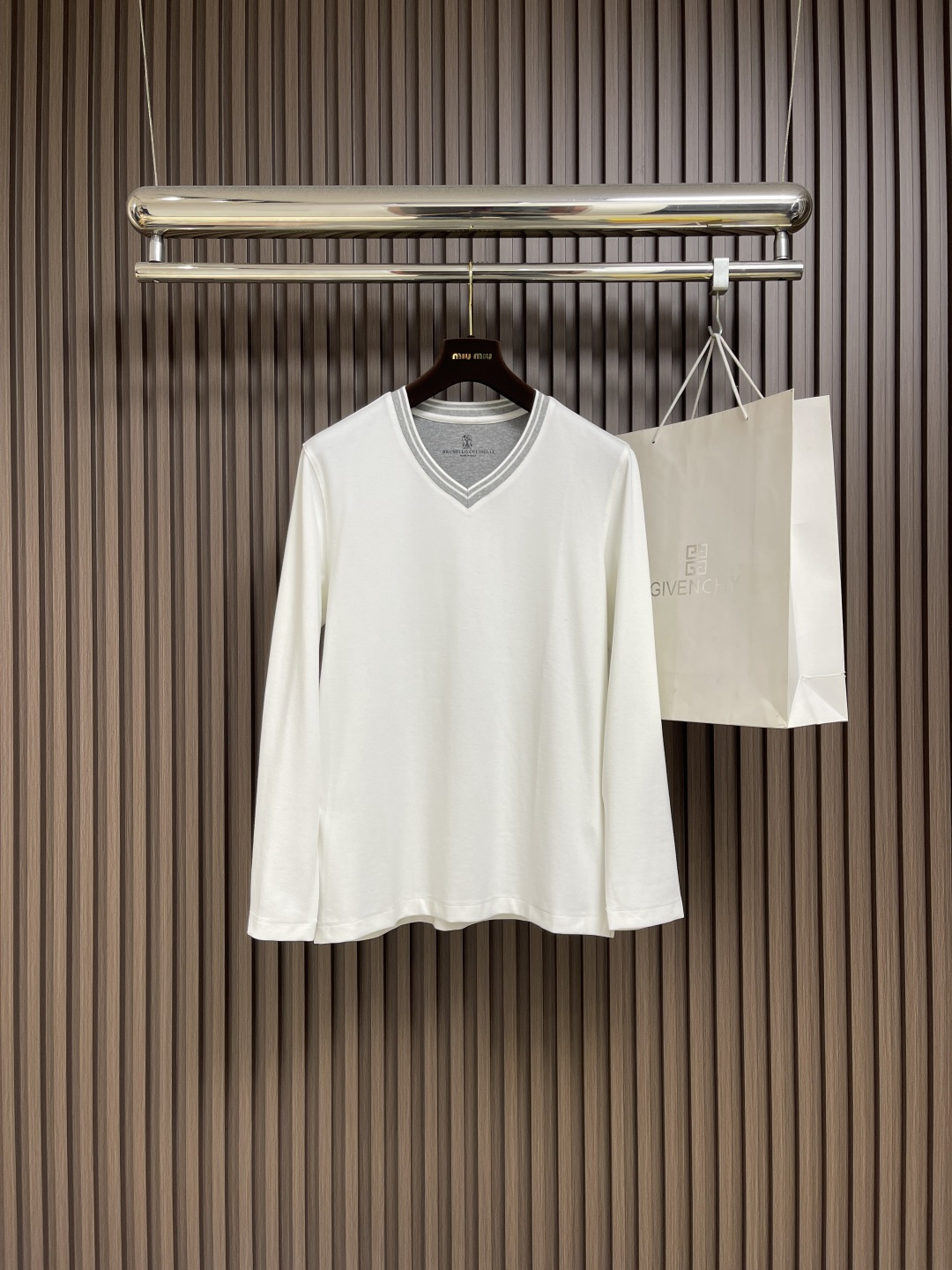 🛒🛒BC Brunello Cucinelli 2025SS秋季新品假两件V领长袖T恤，帅气时尚，简约百