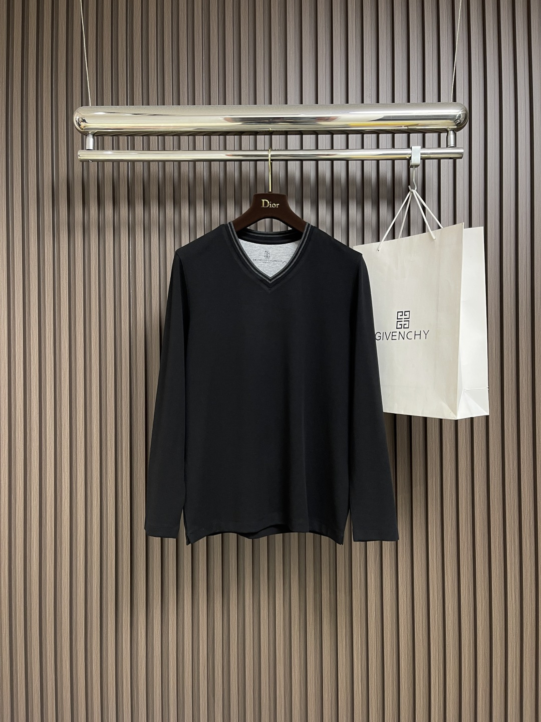 NO:526919,BC Brunello Cucinelli 2025SS Fall New Product Fake Two-Piece V-neck Long Sleeve T-shirt, handsome and fashionable, simple and versatile. Fabric cotton is not only crisp, maintains a fashionable silhouette, but also comfortable to wear, and the yarn is more delicate. Size M-3XL, brunello cucinelli,tees, t-shirt, alexander wang19860909BC Brunello Cucinelli 2025SS秋季新品假两件V领长袖T恤,帅气时尚,简约百搭款.面料棉 不仅挺括,保持潮流的廓形,又穿着舒适,纱织更细腻.尺码M-3XL,,brunello cucinelli,tees，t-shirt,alexander wang,Men's clothing