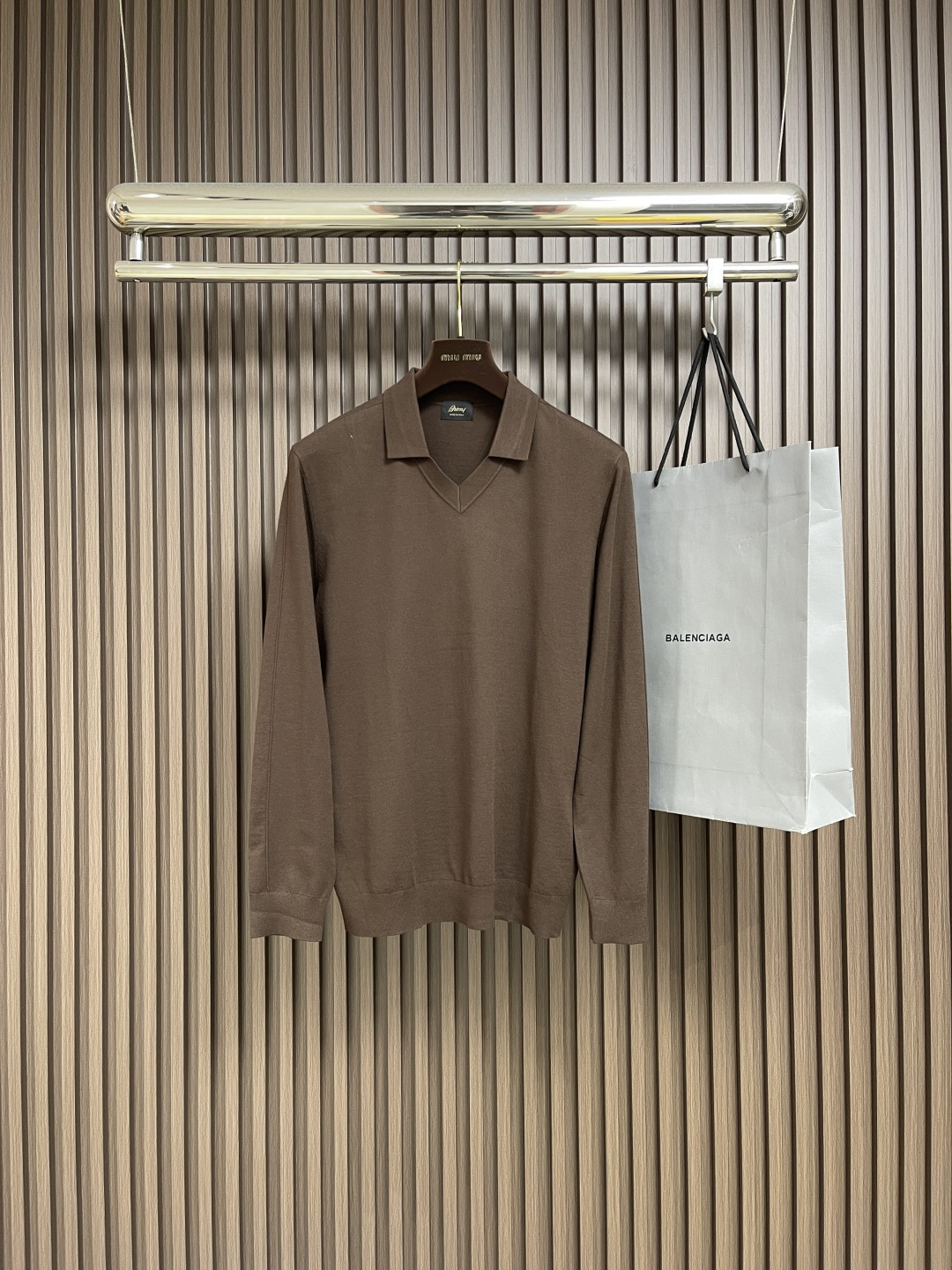 NO:525744,Brioni's new Autumn and Winter Lapel Long Sleeve Cardigan, as the most classic item of the year, has been reinterpreted with excellent texture, very soft and delicate feel, and has obvious unique insights in details. It is simple and versatile. Size M-3XL, alexander wang19860909Brioni布莱奥尼 秋冬新品翻领长袖羊毛衫,作为年度最是经典单品,经过设计重新演绎,质感绝佳,手感非常柔软细腻,细节上显而易见的独特见解,简约更百搭 .尺码M-3XL,,alexander wang,Men's clothing