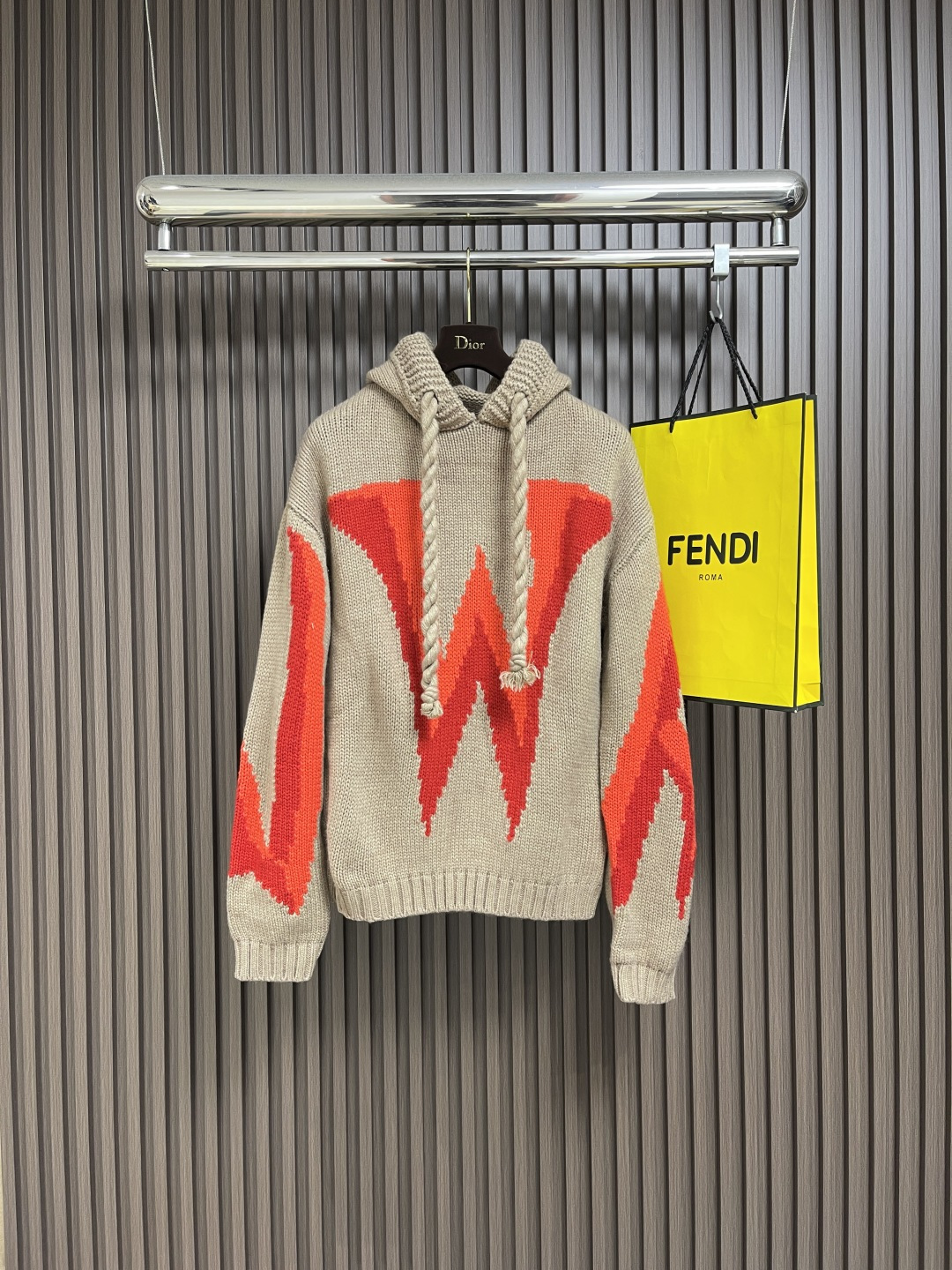 NO:523632,JW ANDERSON hooded knitted sweater, JW ANDERSON men's gothic style knitted hoodie with clear logo layers, heavy industry woven, fully interpreting the quality concept, customer supply imported yarn, soft and comfortable. Size S-M-L, sweaters, hats, alexander wang19860909JW ANDERSON 连帽针织毛衣,JW ANDERSON 秋冬男款哥特风针织连帽衫,logo层次分明,重工织造,把精品概念演绎的淋漓尽致,客供进口纱线,糯软超舒服.尺码S-M-L,,sweaters,hats,alexander wang,Men's clothing