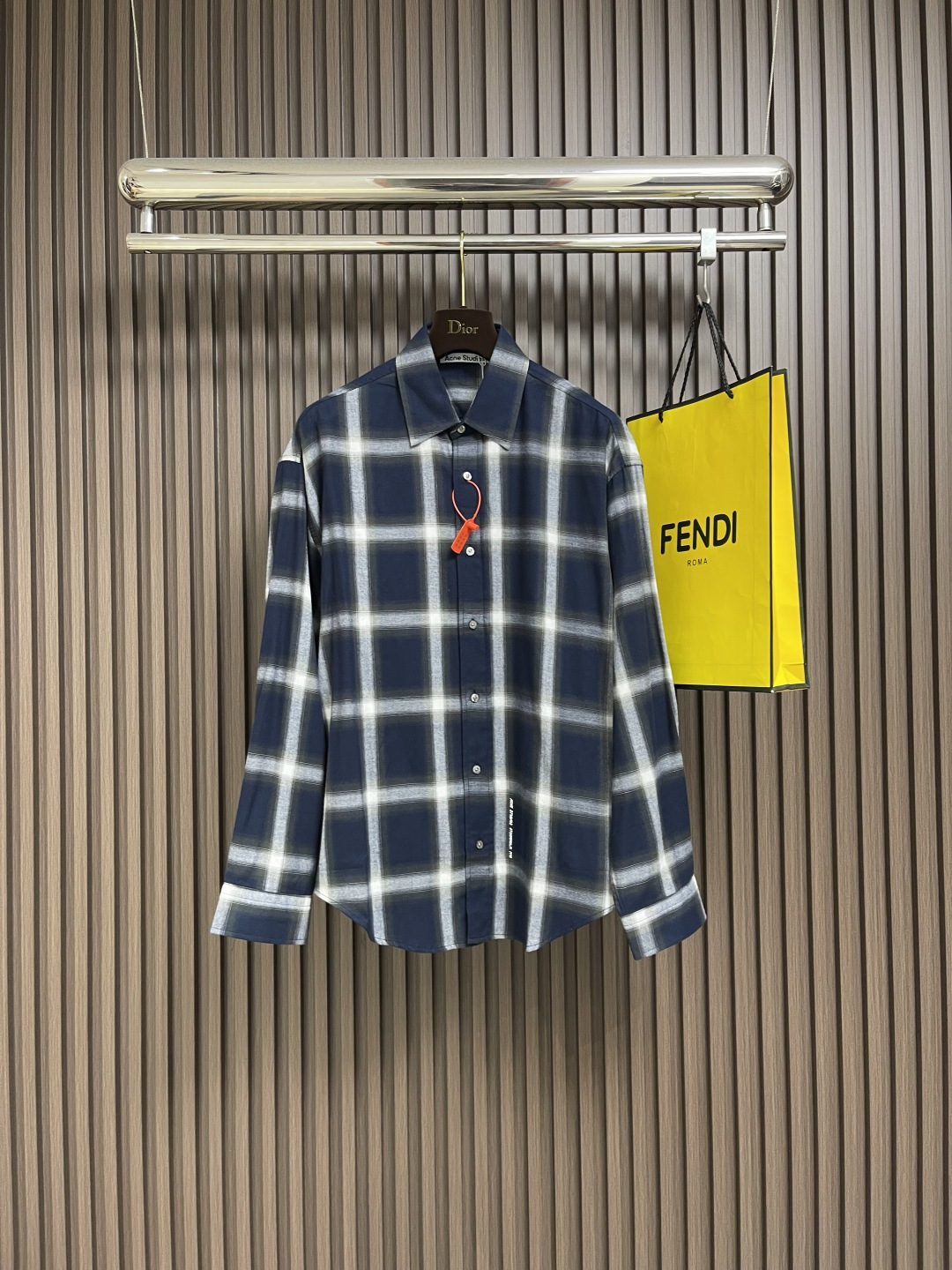 NO:524724,Acne Studios plaid button long-sleeved shirt, customized organic cotton velvet plaid twill, clear texture, full texture, comfortable skin, a charming navy blue encounters classic plaid, entangled with architectural precision lines, harmonious and clever Acne Studios 1996 perfectly integrates into it, marking the start of the brand's dream, buttons extending along the laces, like a brilliant node in this fashion vein, the interweaving lines outline the visual rhythm of retro and modernity, and interpreting a unique fashion style, infrared positioning cutting bed, through infrared transmitters and infrared receivers, the precise positioning accuracy of the material can reach the micron level, thus meeting the effect of high-precision cutting of plaid alignment, using glue printing, the chest printing has been modified three times by film mesh board  Print patterns on fabrics with glue liquid paint. Bake fabrics to fix the printing patterns, and use the rollover and buried clamping process to provide high-quality sewing effect. Smooth and neat and tidy, the fabrics are washed with sand. The texture is better. Not easy to deform, not easy to shrink, not easy to fade, and maintain long-term beauty. Size 44-46-48-50 S-XL,,acne studios,dior,shirts,alexander wang19860909Acne Studios 格纹纽扣长袖衬衫,定制有机棉磨绒格纹斜纹布 纹理清晰 质感十足 舒适贴肤 一抹迷人的海军蓝邂逅经典格纹 以建筑般的精密线条纠缠 和谐而巧妙 Acne Studios 1996完美融入其中 标志着品牌梦想的启航 沿着衣襟一路延伸的纽扣 像是这条时尚脉络上的璀璨节点 深浅交织的线条勾勒出复古与摩登交融的视觉韵律 演绎出别具一格的时尚风情,红外线定位裁床 通过红外发射器和红外接收器来实现对材料的精准定位精度可达到微米级别 从而满足格纹对位高精度裁剪的效果,采用胶浆印花 胸前印花经过三次菲林网板修改 使用胶浆液体涂料在织物上打印图案 烘烤织物以固定印刷图案,采用侧翻埋夹车线工艺 能够提供优质的缝合效果 平顺整洁 工整整洁,面料都经过砂洗 手感质感更佳 不易变形 不易缩水 不易褪色 保持长久的美观.尺码44-46-48-50 S-XL,,acne studios,dior,shirts,alexander wang,Men's clothing