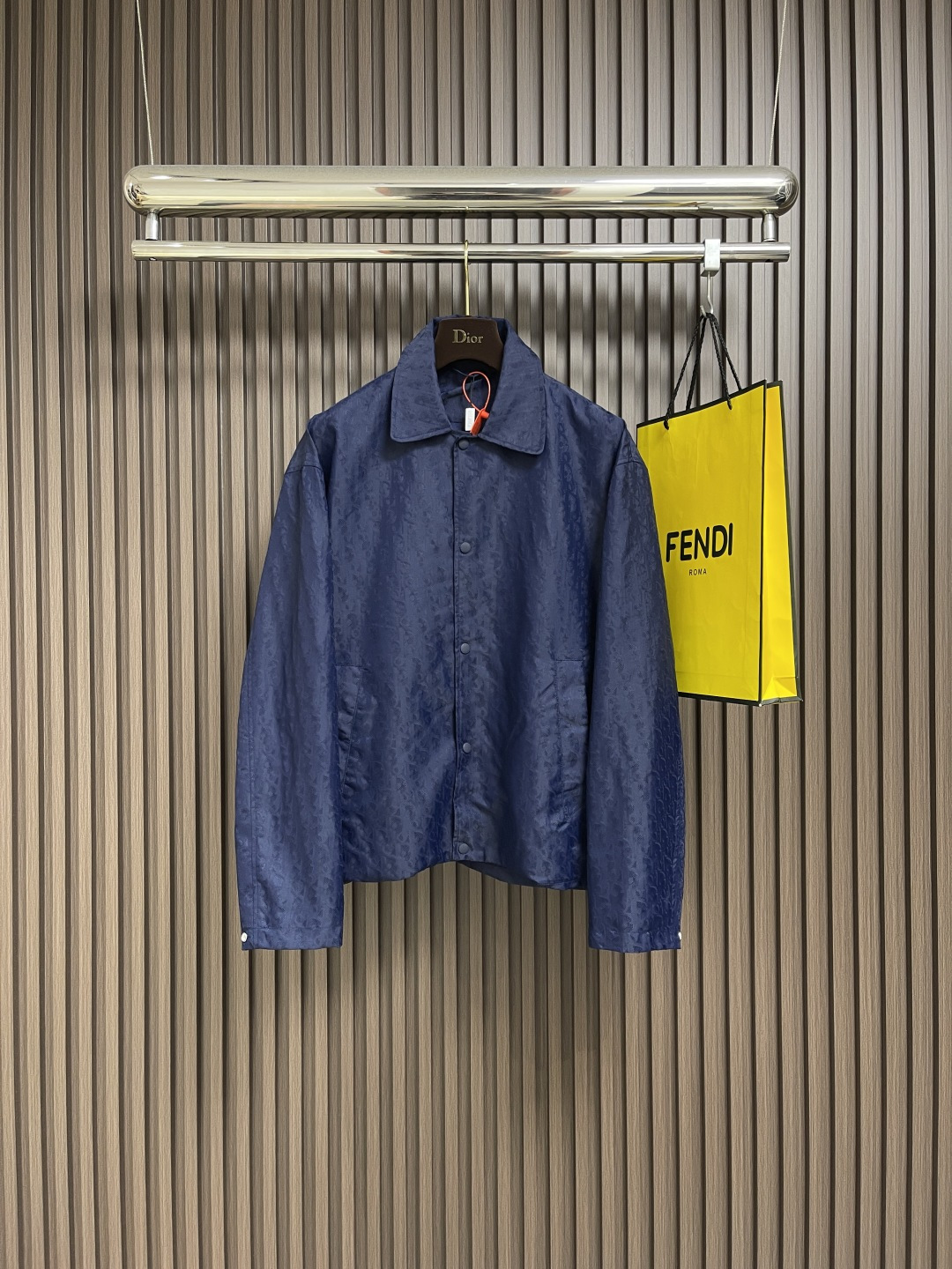 NO:524717,Dior full-print dark-print jacquard jacket, quilted jacquard technology fabric Oblique print quilting effect, this quilted embellishment is Oblique print, which traces back to Dio's classic logo launched in 1967. It is carefully crafted with jacquard technology fabric, paired with wide angle collar and snap closure. The modern style can be used with various styles or matches this season to enhance the style and create a casual look. The whole body is decorated with the same color Oblique print. Size 48-50-52-54 S-XL,,dior,jackets & coats,alexander wang19860909Dior 满印暗纹提花外套,绗缝提花科技面料 Oblique 印花绗缝效果,这款绗缝饰以 Oblique印花,回溯Dio于1967年推出的经典标识.采用提花科技面料精心制作,搭配宽角领以及按扣开合.现代版型,可与本季各式或搭配提升格调,打造休闲的造型.通体饰以同色调 Oblique 印花.尺码48-50-52-54 S-XL,,dior,jackets & coats,alexander wang,Men's clothing