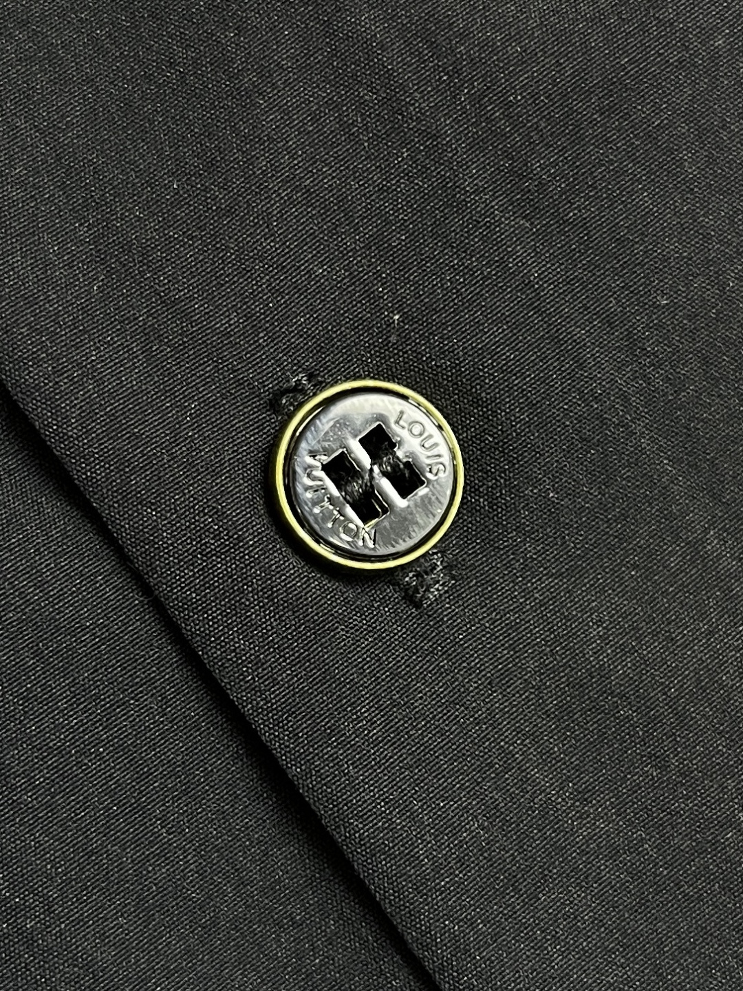 🛒🛒LV 口袋串珠字母长袖衬衫，面料采用60支高密华丝颗粒棉布，该款面料采用定织加厚面料上身效果更加有版