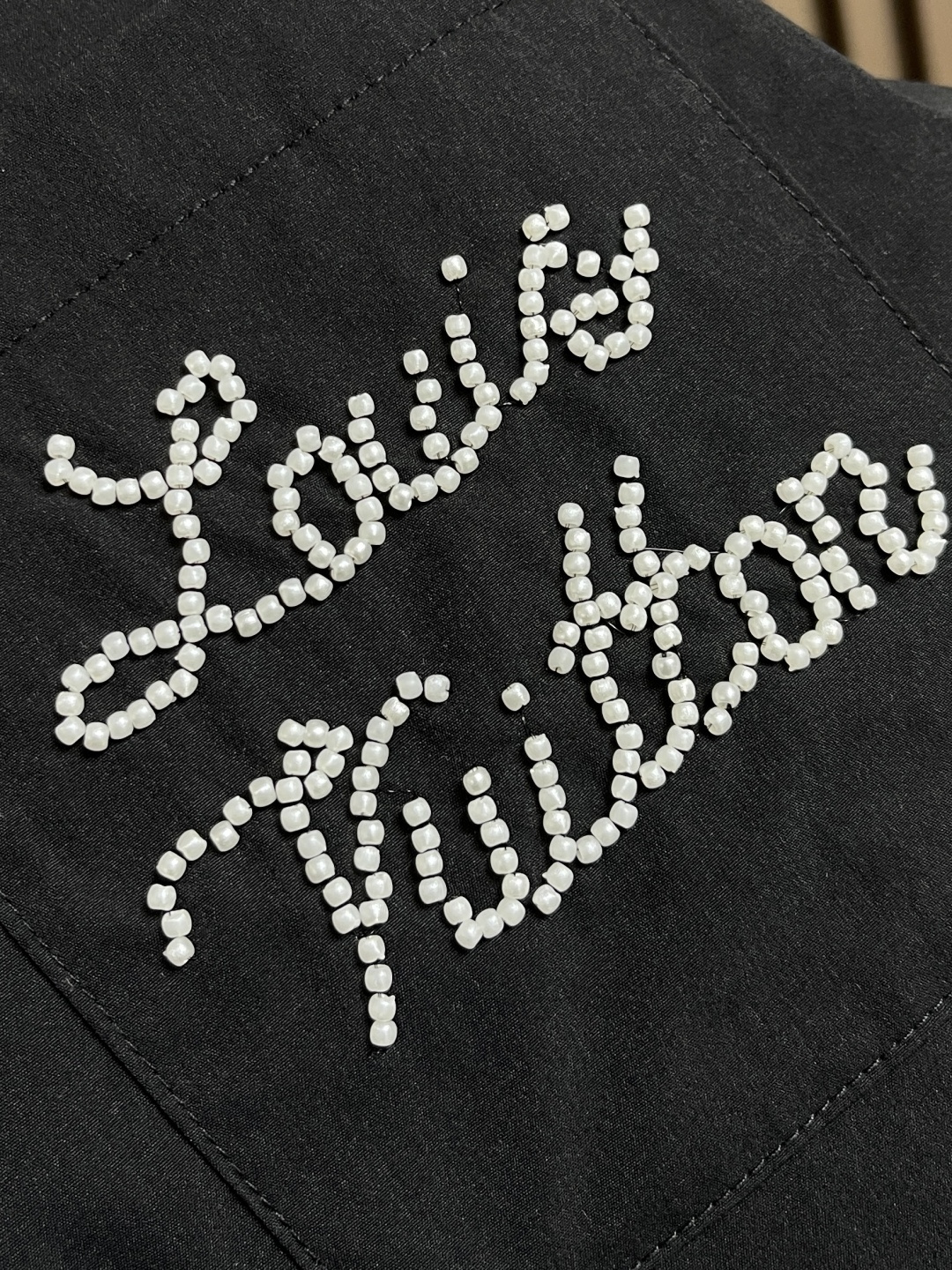 🛒🛒LV 口袋串珠字母长袖衬衫，面料采用60支高密华丝颗粒棉布，该款面料采用定织加厚面料上身效果更加有版