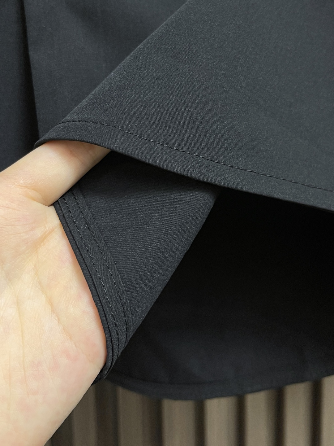 🛒🛒LV 口袋串珠字母长袖衬衫，面料采用60支高密华丝颗粒棉布，该款面料采用定织加厚面料上身效果更加有版