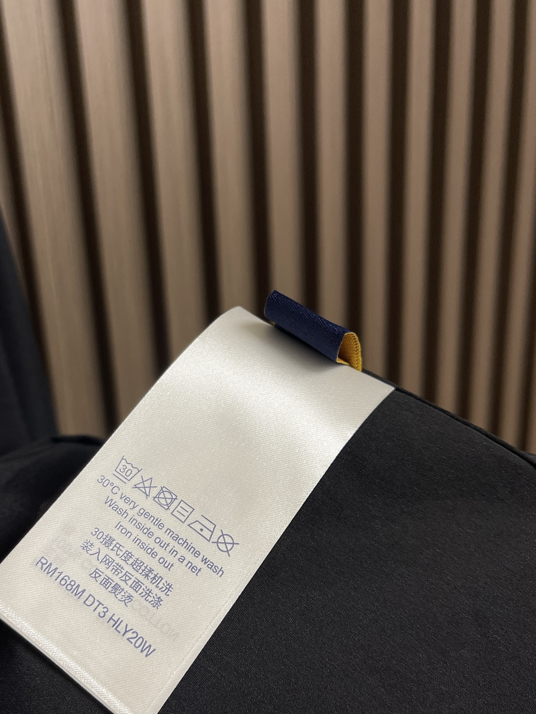 🛒🛒LV 口袋串珠字母长袖衬衫，面料采用60支高密华丝颗粒棉布，该款面料采用定织加厚面料上身效果更加有版