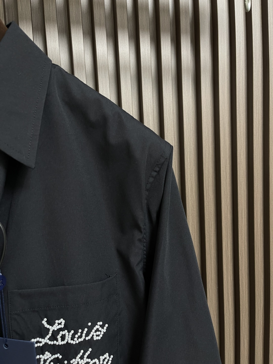 🛒🛒LV 口袋串珠字母长袖衬衫，面料采用60支高密华丝颗粒棉布，该款面料采用定织加厚面料上身效果更加有版