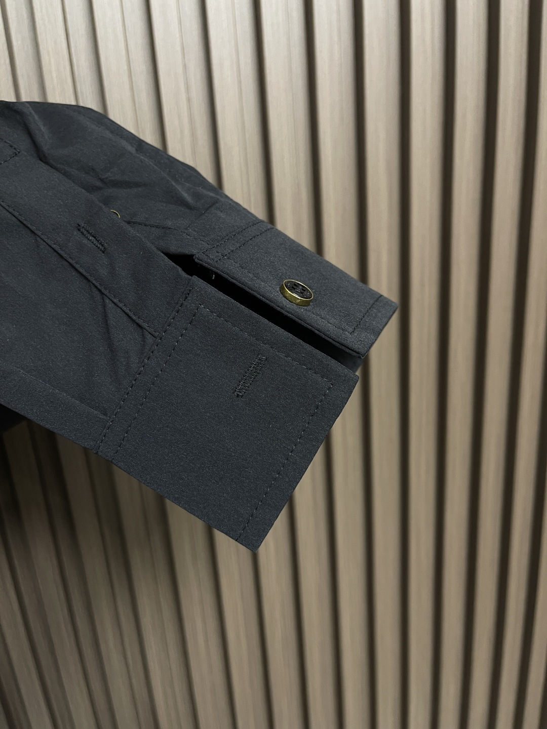 🛒🛒LV 口袋串珠字母长袖衬衫，面料采用60支高密华丝颗粒棉布，该款面料采用定织加厚面料上身效果更加有版