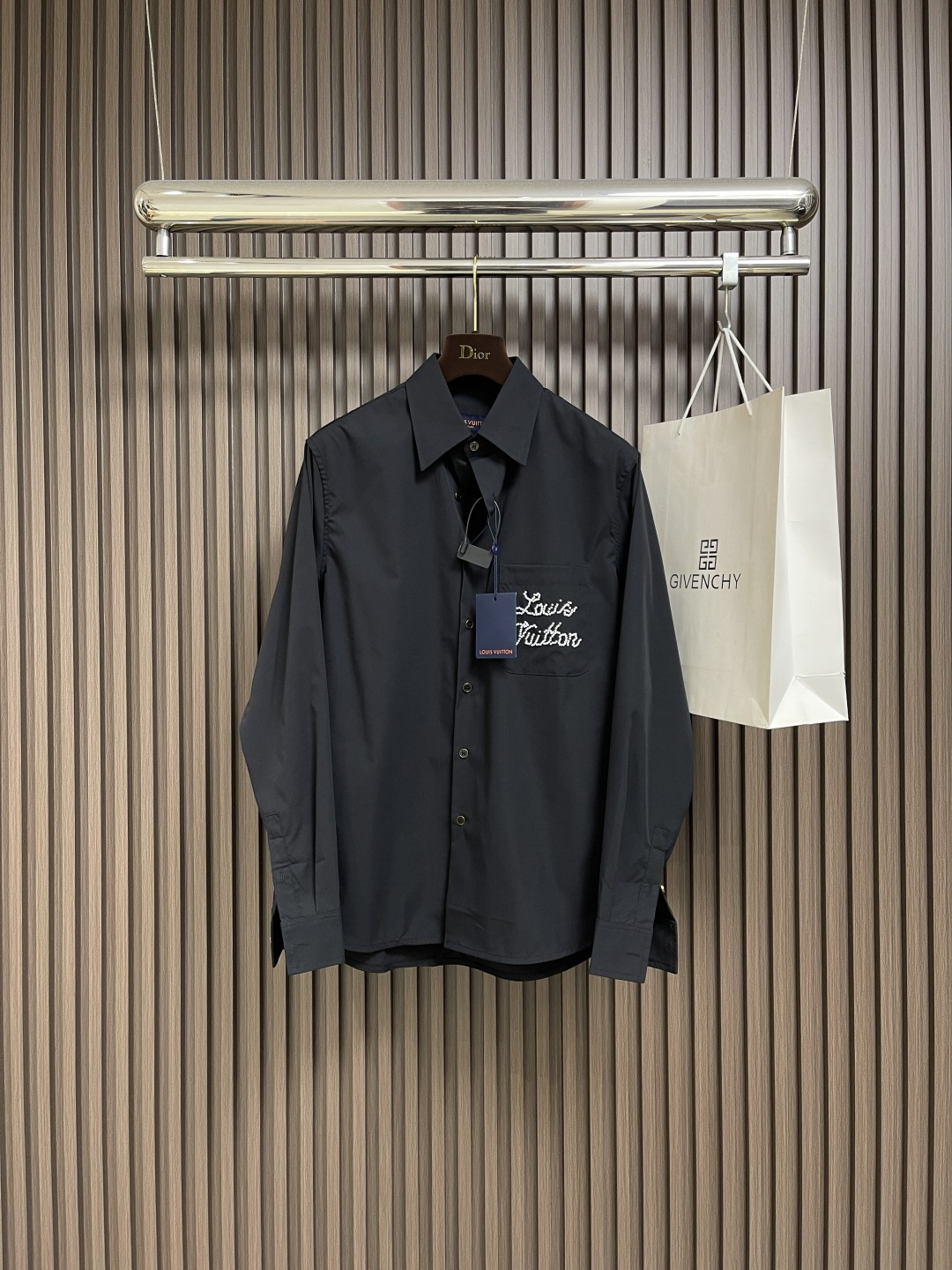 NO:523634,LV pocket beaded letters long-sleeved shirt, the fabric is made of 60 high-density silk granule cotton. The fabric is made of fixed-woven thickened fabric, and the upper body is more shaped. The embroidery beads are hand-beaded, and they are arranged according to the original version, and they are made of bracelets one by one. The size may be deviated. The neckline is made of special paper thin, making the neckline more three-dimensional and the handpiece more shaped. The whole piece adopts edge-added process. The auxiliary material buttons are made of alloy outer frame and resin material in the inner lining, and the brand logo is laser engraved on the surface. This model is made of Huamei silk cotton blended, and is embroidered with a contrasting pearl beaded handwritten Louis Vuitton logo, and then matches the exquisite buttons with a metal base, so that the calm style reveals an elegant style. Size S-XL,,louis vuitton,louis vuitton,shirts,alexander wang19860909LV 口袋串珠字母长袖衬衫,面料采用60支高密华丝颗粒棉布,该款面料采用定织加厚面料上身效果更加有版型.刺绣串珠采用手工串珠,按原版对位,一个一个手串而成,应人工手串 尺寸可能存在偏差.领口采用特种加货纸薄,使领口更加立体,手身更版型.整件采用加边工艺.辅料纽扣采用合金外框搭配内里采用树脂材料,面上激光刻字品牌标志LOGO.本款取材华美丝棉混纺,以撞色珠光串珠刺绣手写体路易威登标识,再为考究纽扣搭配金属底座,令沉稳造型流露优雅风范.尺码S-XL,,louis vuitton,louis vuitton,shirts,alexander wang,Men's clothing