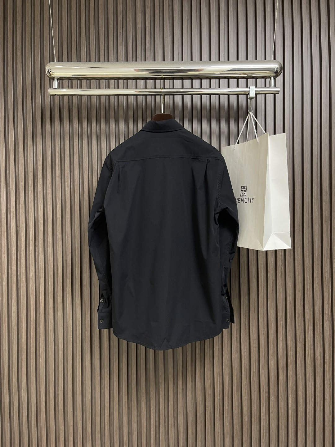 🛒🛒LV 口袋串珠字母长袖衬衫，面料采用60支高密华丝颗粒棉布，该款面料采用定织加厚面料上身效果更加有版