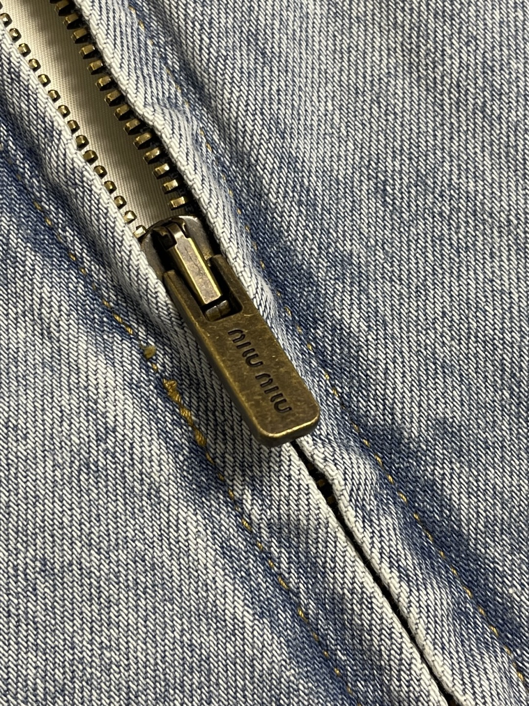 🛒🛒MiuMIU 灯芯绒领做旧牛仔棉服夹克，定制日本进口12oz斜纹编织丹宁面料，纱线经环锭纺处理，保留