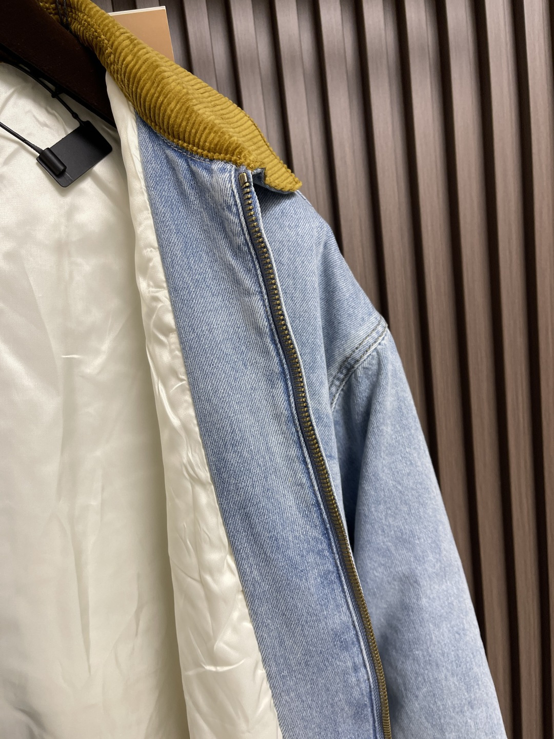 🛒🛒MiuMIU 灯芯绒领做旧牛仔棉服夹克，定制日本进口12oz斜纹编织丹宁面料，纱线经环锭纺处理，保留