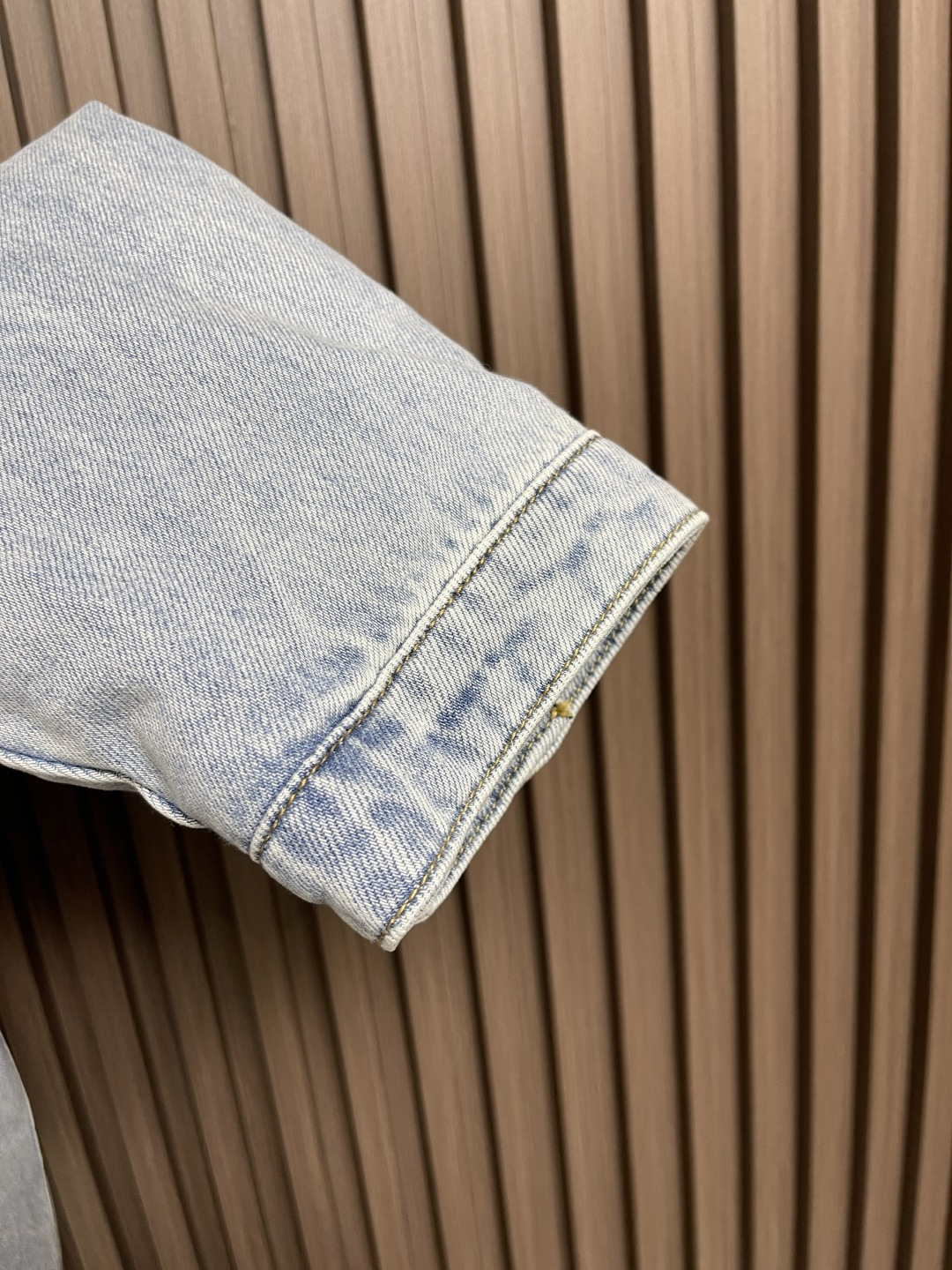 🛒🛒MiuMIU 灯芯绒领做旧牛仔棉服夹克，定制日本进口12oz斜纹编织丹宁面料，纱线经环锭纺处理，保留