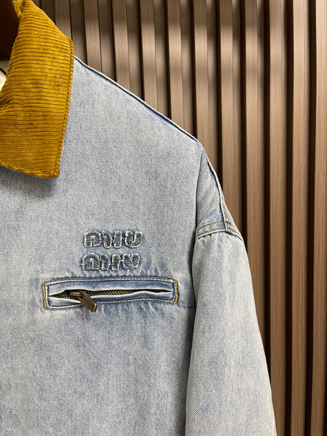 🛒🛒MiuMIU 灯芯绒领做旧牛仔棉服夹克，定制日本进口12oz斜纹编织丹宁面料，纱线经环锭纺处理，保留