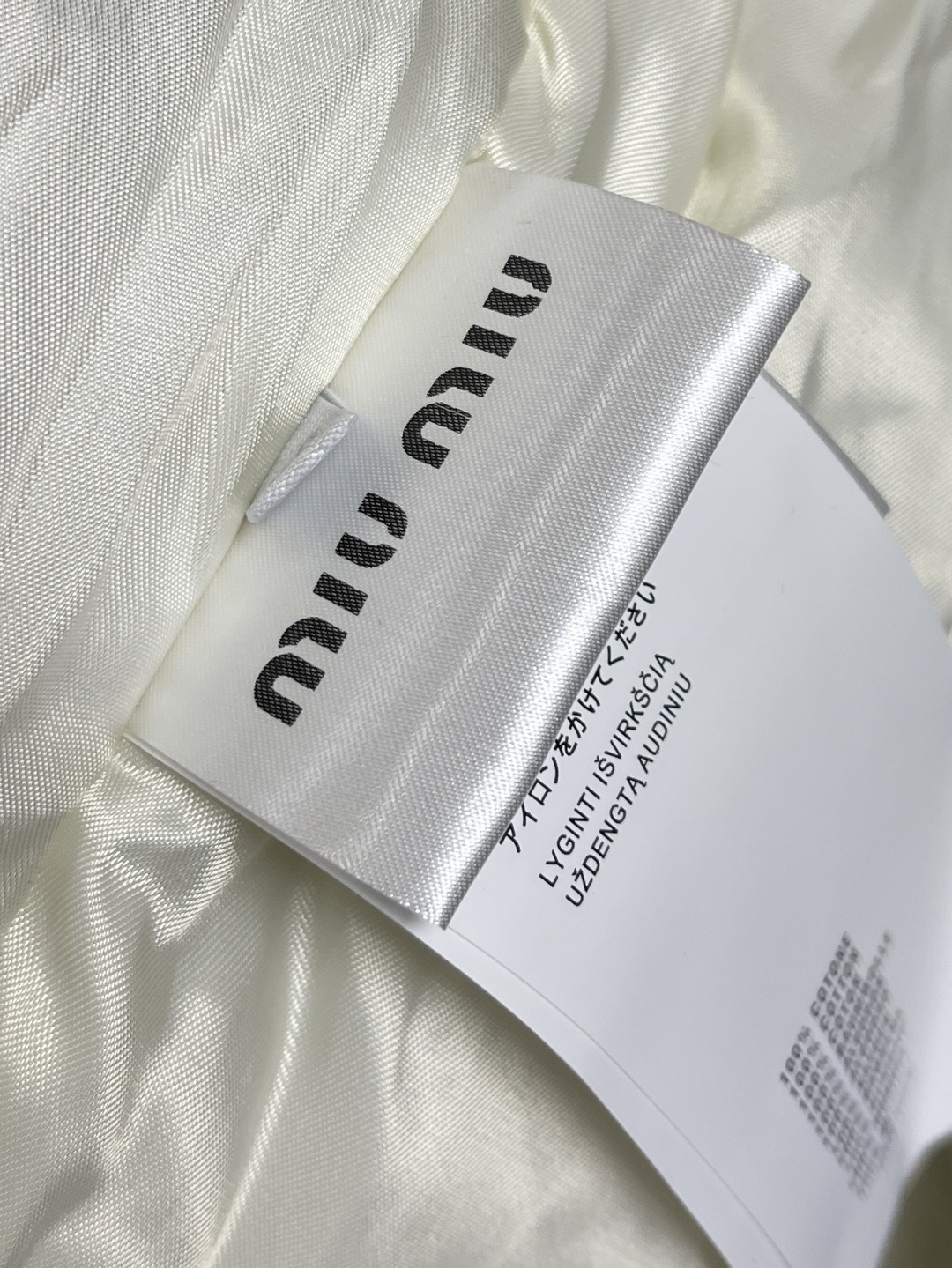 🛒🛒MiuMIU 灯芯绒领做旧牛仔棉服夹克，定制日本进口12oz斜纹编织丹宁面料，纱线经环锭纺处理，保留