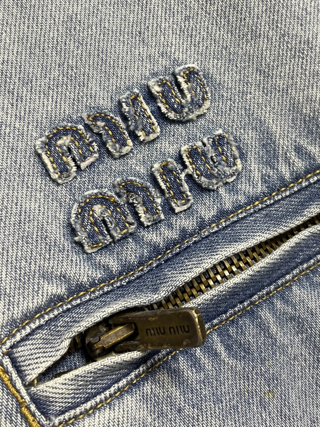 🛒🛒MiuMIU 灯芯绒领做旧牛仔棉服夹克，定制日本进口12oz斜纹编织丹宁面料，纱线经环锭纺处理，保留