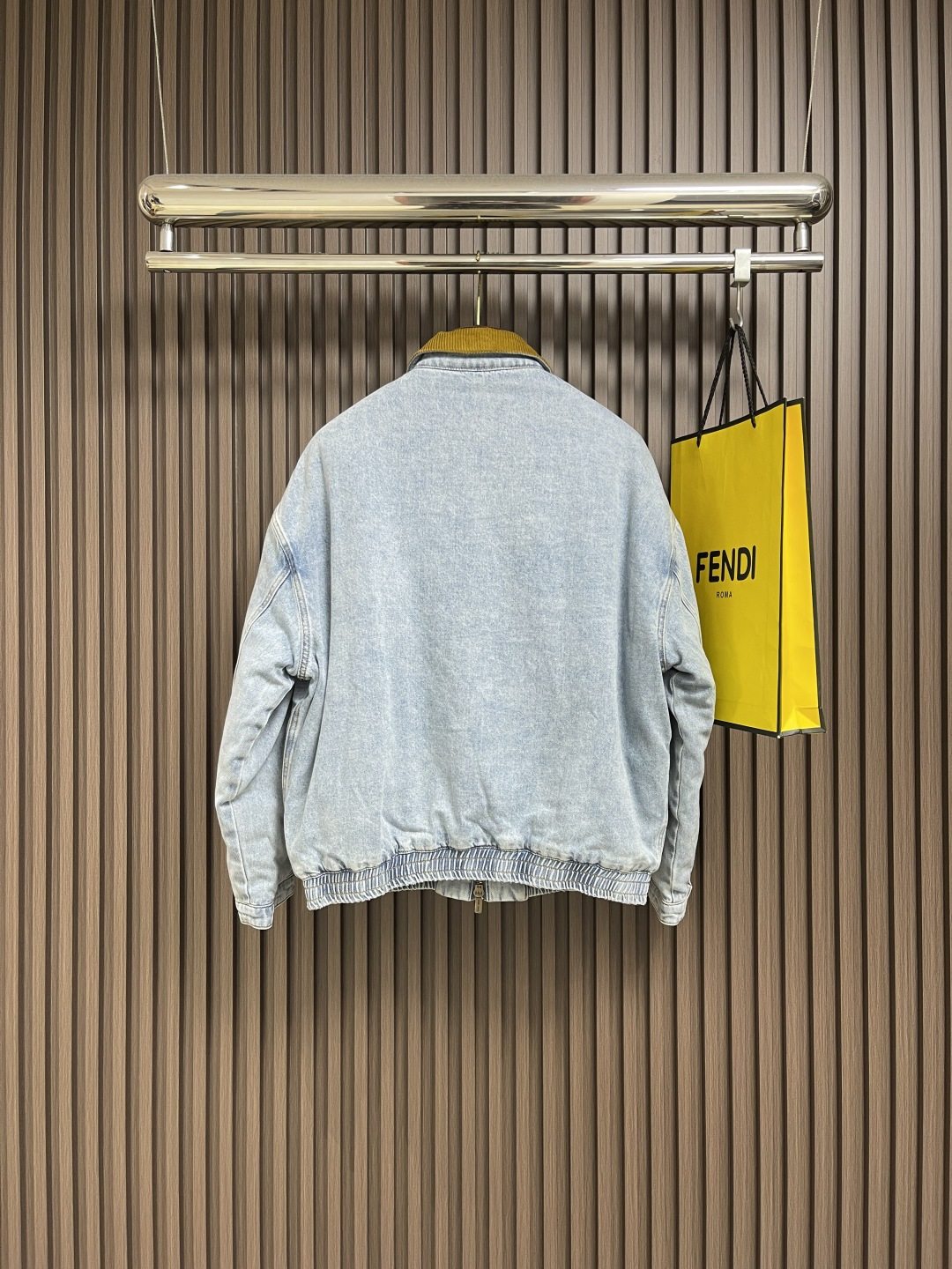 🛒🛒MiuMIU 灯芯绒领做旧牛仔棉服夹克，定制日本进口12oz斜纹编织丹宁面料，纱线经环锭纺处理，保留