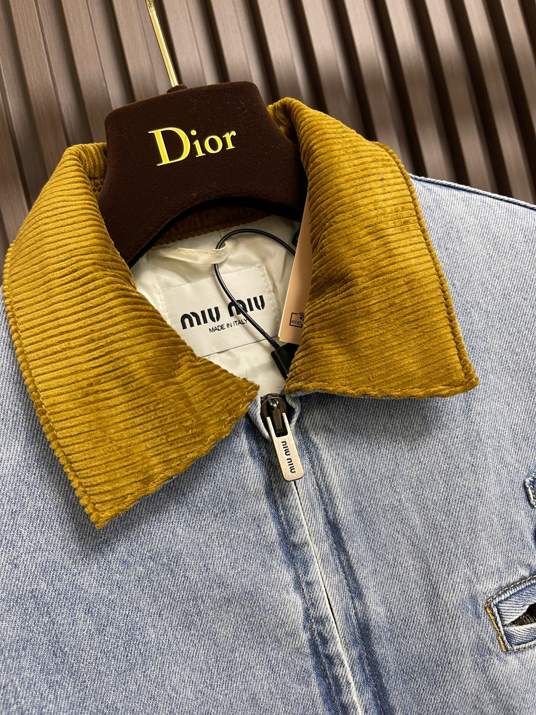🛒🛒MiuMIU 灯芯绒领做旧牛仔棉服夹克，定制日本进口12oz斜纹编织丹宁面料，纱线经环锭纺处理，保留
