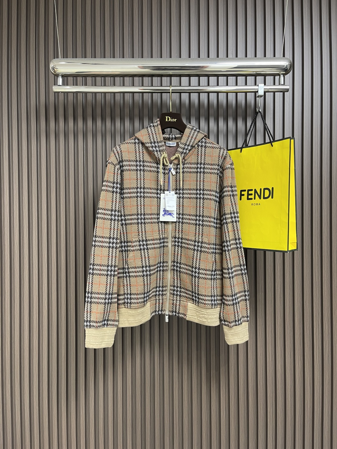 NO:572243,CORRECTION BURBERRY Cotton blended plaid zipper cardigan hooded jacket is made of cotton as the main body, fed with 6% polyester fiber and 2% elastic fiber. Cotton fiber is naturally skin-friendly, soft and highly absorbent. Its structural characteristics retain the breathability of the fabric and reduce the feeling of stuffiness. The addition of a small amount of elastic fiber and polyester fiber significantly improves the stretch and resilience of the fabric, and at the same time enhances wrinkle resistance and retention. Shape and reduce shrinkage. The plaid lines form a looming relief effect through the changes in yarn color and weave depth, which are smooth to the touch but rich in visual layers. The jacquard process weaves the pattern into the bone, and is not easy to fade and wear after repeated washing. Precise cutting and positioning The cutting machine uses positioning cutting machine equipment to accurately cut fabrics, and improves the overall quality through optical positioning and mechanical positioning. Ensure that every product meets the high standards of alignment. Sizes S-XL, burberry, jackets & coats, hats, alexander wang19860909更正 BURBERRY 棉质混纺格纹拉链开衫连帽外套,以棉为主体喂入6％聚酯纤维,2％弹性纤维混纺而成.棉纤维具有天然亲肤、柔软、吸水性强等特点.其结构特性保留了面料的透气性,减少闷热感.少量弹性纤维和聚酯纤维的加持显著提升了面料的伸张性和回弹性,同时强化抗皱性和保形性,降低缩水率.格纹线条通过纱线色彩与织法的深浅变化,形成若隐若现的浮雕效果,触感平滑却视觉层次丰富,提花工艺将图案编织入骨,反复水洗不易褪色,磨损.精准裁剪与定位裁床使用定位裁床设备进行精准裁剪布料,通过光学定位和机械定位提高整体质量．确保每一件产品都符合对位对格的高标准.尺码S-XL,,burberry,jackets & coats,hats,alexander wang,Men's clothing