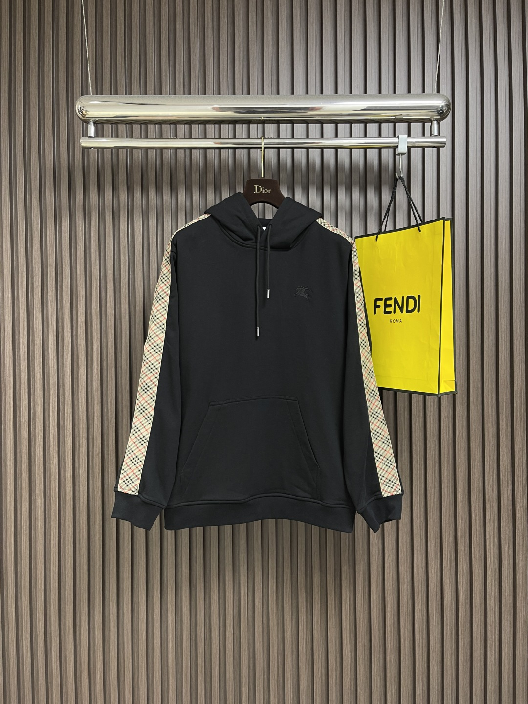 NO:572218,BURBERRY Webbing-trimmed war horse embroidered hooded pullover sweatshirt is made of single-sided fish-scale fabric woven with cotton as the base. The front is a smooth knitted surface, and the skin-touching surface is formed into three-dimensional terry by the floating knitting technology of the knitting machine to increase the fluffy feel.   At the same time, it feels delicate to the touch. The terry structure absorbs a lot of water and evaporates quickly, so it is not easy to loosen and deform after repeated washing. By actively intervening in the shrinkage potential of cotton fibers, the fabric has achieved a leap from changeable to stable, improving dimensional stability and not easy to deform and wrinkle. The monochrome flat embroidery on the chest controls the collaboration of the machine head, needle bar, and bobbin through the high-precision calculation system of the computer embroidery machine.  During the operation, the fabric frame moves accurately in the horizontal and vertical directions to form a stitch track, and the upper and lower thread tensions are adjusted to ensure that the stitches are smooth and without floating lines, forming a fine pattern with an error of +0.1mm. Sizes S-XL, burberry, hoodie, sweatshirts, hats, alexander  wang19860909BURBERRY 织带饰边战马刺绣兜帽套头卫衣,采用棉为基底编织而成的单面鱼鳞布面料,正面为平滑的针织面,触肤面通过针织机的浮线编织技术形成立体的毛圈,增加蓬松感, 同时触感细腻.毛圈结构吸水量大且蒸发快,多次洗涤不易松散变形.通过主动干预棉纤维收缩潜能,实现了面料从易变到稳定的跨越,提升了尺寸稳定性,同时不易变形,褶皱.胸口处单色平绣通过电脑绣花机高精度的计算系统控制机头、针杆、线轴的协同作业,布料框架在水平和垂直方向精准移动,形成针迹轨迹,调整上线和下线张力,确保线迹平整无浮线,形成误差在＋0.1mm的精细图案.尺码S-XL,,burberry,hoodie,sweatshirts,hats,alexander wang,Men's clothing