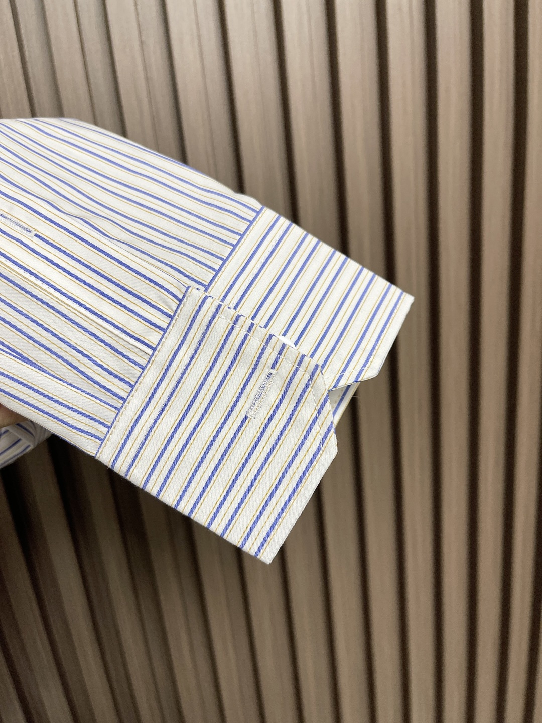 🛒🛒LV 2025ss新款Logo刺绣条纹方领休闲长袖衬衫，以Monogram提花铺陈背景，再借明媚条纹