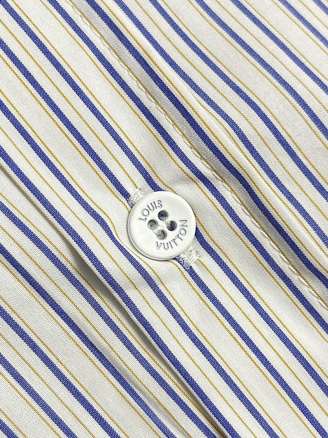 🛒🛒LV 2025ss新款Logo刺绣条纹方领休闲长袖衬衫，以Monogram提花铺陈背景，再借明媚条纹