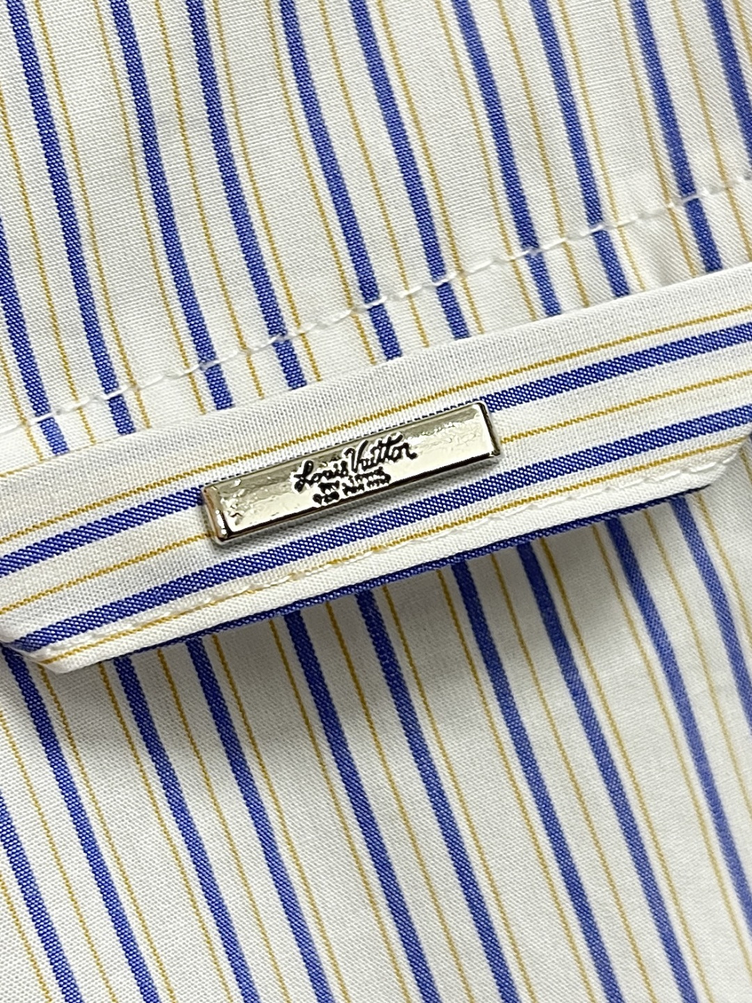 🛒🛒LV 2025ss新款Logo刺绣条纹方领休闲长袖衬衫，以Monogram提花铺陈背景，再借明媚条纹