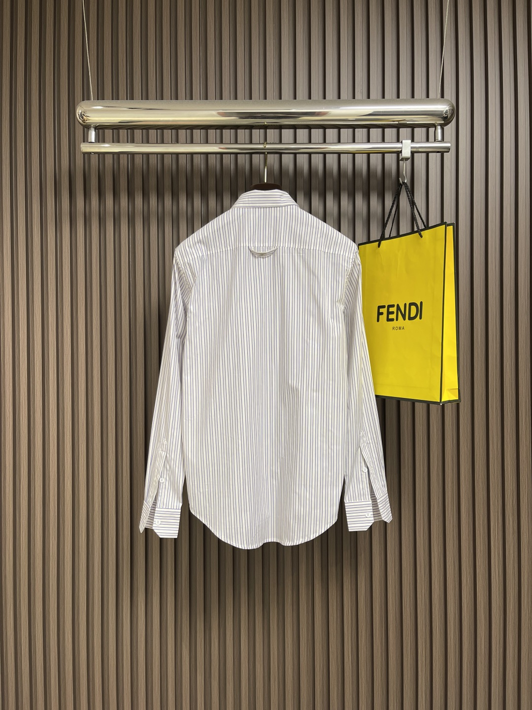 🛒🛒LV 2025ss新款Logo刺绣条纹方领休闲长袖衬衫，以Monogram提花铺陈背景，再借明媚条纹