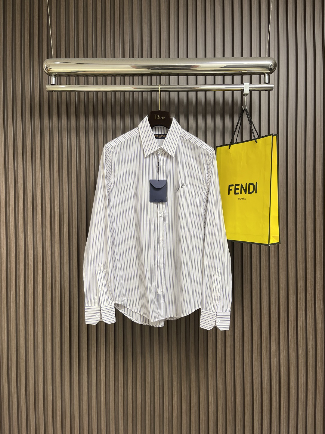 NO:523629,LV 2025ss new logo embroidered striped square collar casual long-sleeved shirt, with Monogram jacquard on the background, and then enriches visual layers with bright striped prints. Flower rubber patches on the chest are infused with brand charm, and can be combined with striped items in the same series to interpret the style of overlap. Size S-XL,,louis vuitton,shirts,alexander wang19860909LV 2025ss新款Logo刺绣条纹方领休闲长袖衬衫,以Monogram提花铺陈背景,再借明媚条纹印花丰富视觉层次.胸前 Flower 橡胶贴饰注入品牌韵致,可与同系列条纹单品共同演绎叠搭风尚.尺码S-XL,,louis vuitton,shirts,alexander wang,Men's clothing