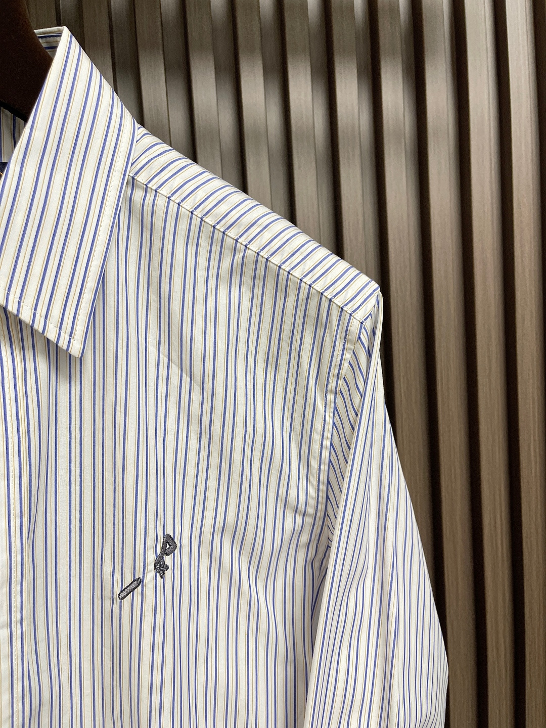 🛒🛒LV 2025ss新款Logo刺绣条纹方领休闲长袖衬衫，以Monogram提花铺陈背景，再借明媚条纹