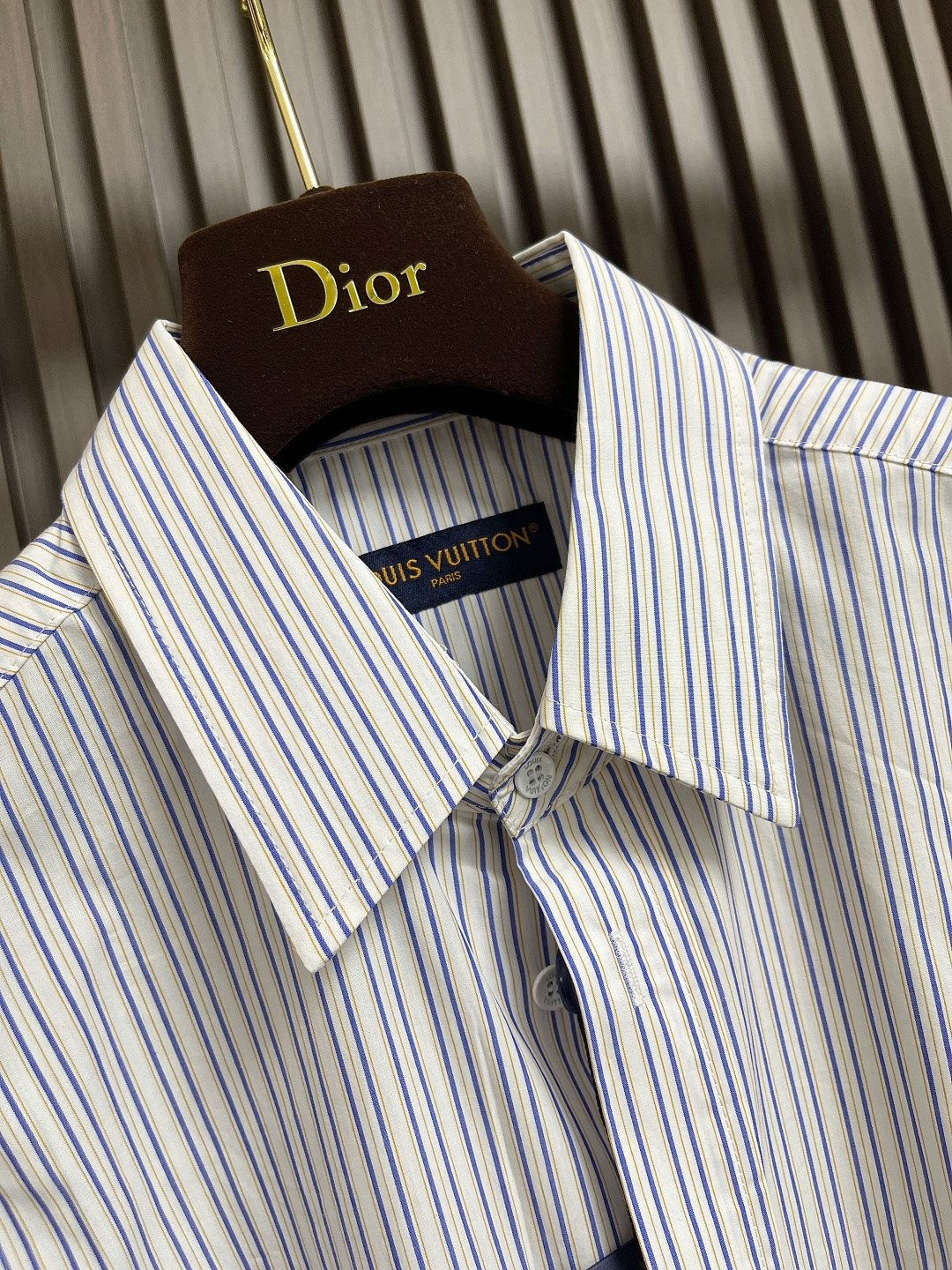 🛒🛒LV 2025ss新款Logo刺绣条纹方领休闲长袖衬衫，以Monogram提花铺陈背景，再借明媚条纹