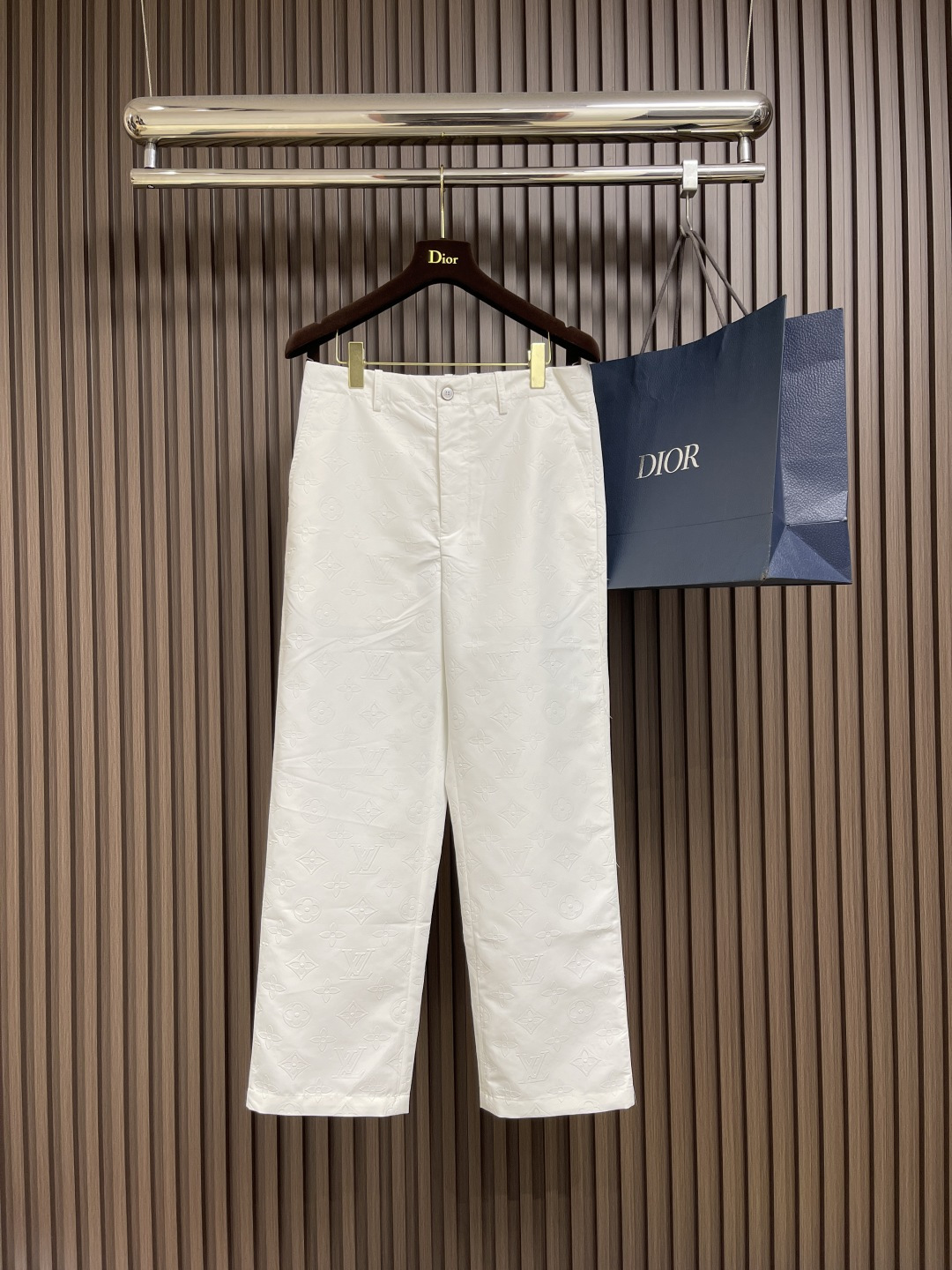 NO:523626,Top P LV embossed jacquard jacket trousers set, using custom cotton fabric, skin-friendly, breathable, not easy to deform, and has a soft outline; Macro Monogram embossing uses precise imprinting technology to make the brand logo form a three-dimensional embossing feeling on the surface of the fabric; the embossing depth and spacing are controlled just right, and you can feel the delicate concave and convex texture when touched by hand, which makes it more visually high-level; the smooth shoulder lines are neat and stylish, modify the shoulder lines and add a neat feeling, and the round patch pocket design is exquisite, adding a soft atmosphere and practicality to the whole; the straight trousers design modify the leg lines, making the leg shape more straight and slender. Size S-XL,,louis vuitton, jackets & coats,alexander wang19860909上衣 裤子P LV 压纹提花外套长裤套装,采用定制棉质面料,亲肤透气不易变形走样,现柔和轮廓；Macro Monogram 压纹通过精准的压印技术,让品牌标识在面料表面形成立体浮雕观感；压纹深度、间距把控得恰到好处,上手触摸能感受到细腻的凹凸肌理,视觉上更显高级层次感；流畅肩线利落有型,修饰肩部线条增添利落感,圆润贴袋设计精巧,为整体增添柔和气息与实用性；长裤直筒设计修饰腿部线条,让腿型更显笔直修长.尺码S-XL,,louis vuitton,jackets & coats,alexander wang,Men's clothing