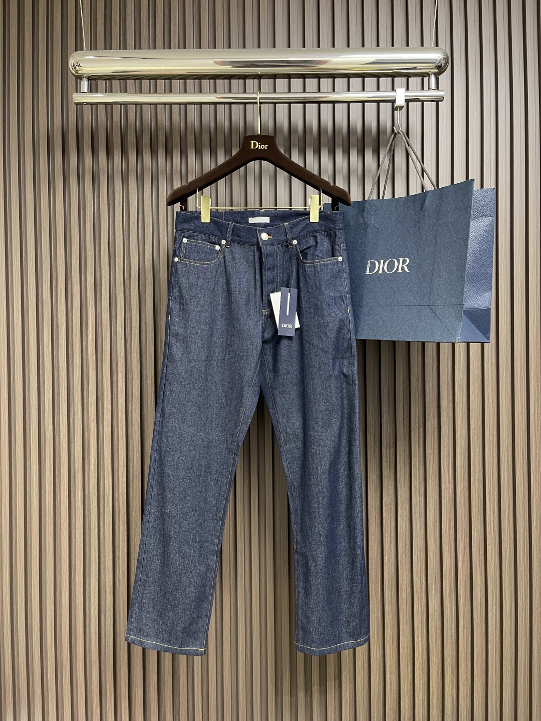 NO:524727,Top Jeans Dior 2025FW Autumn and Winter New Alphabet Embroidered Stand Collar Straight Denim Jacket Jeans Set, Dior Love Logo Designed from Dior Archives, Navy Blue Cotton Denim Front Chest Dior Love Embellished Two-way Zipper Opening and Closed, Matched with Dior Logo Zipper Head, Patch Pocket Design, Drawstring Cuffs and Bottom Side. Size 38-39-40-41 Denim 29-30-31-32,,dior,dior,jeans,jackets & coats,alexander wang19860909上衣 牛仔裤 Dior 2025FW 秋冬新款字母刺绣立领直筒牛仔夹克牛仔裤套装,设计自Dior档案的迪奥之爱标志 采用海军蓝色棉质牛仔布 前胸迪奥之爱刺绣 双向拉链开合,搭配 Dior 标志拉链头 胸前贴袋设计 抽绳袖口和底边.尺码38-39-40-41 牛仔29-30-31-32,,dior,dior,jeans,jackets & coats,alexander wang,Men's clothing