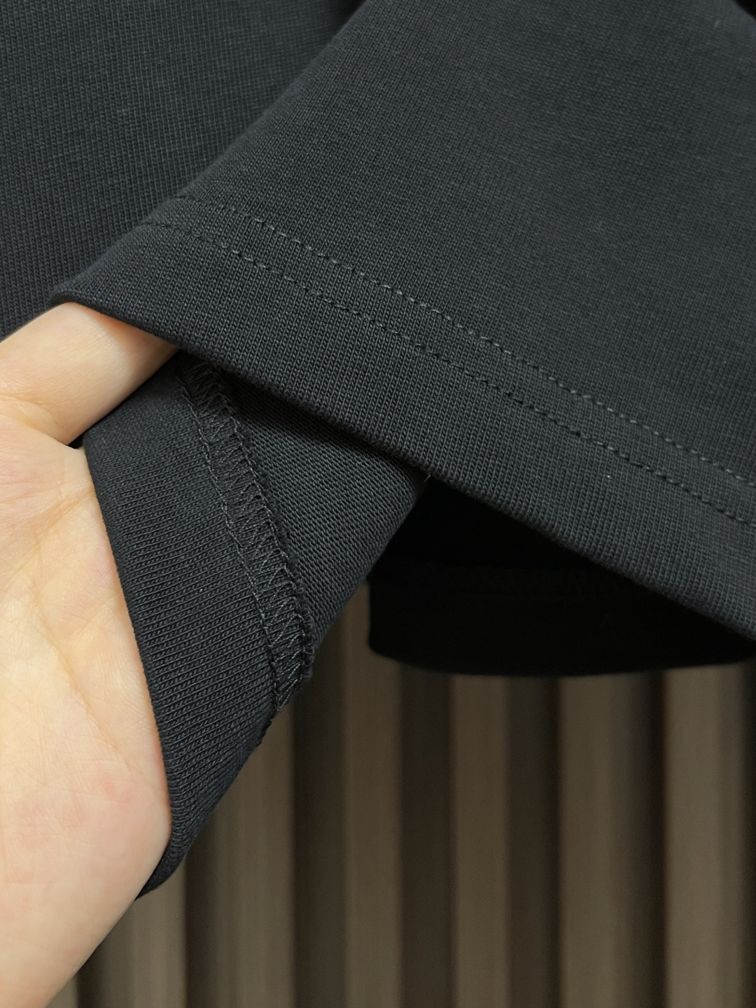 🛒🛒LV 大标字母标识圆领卫衣，面料采用原版定织定染纯棉毛圈420g高克面料，柔软亲肤细腻。做工细致，厚