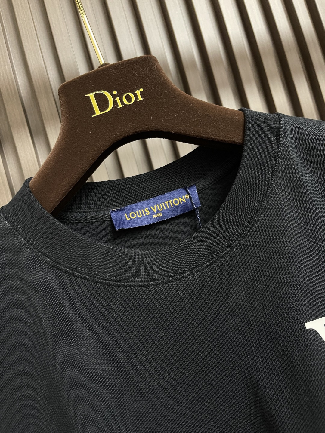 🛒🛒LV 大标字母标识圆领卫衣，面料采用原版定织定染纯棉毛圈420g高克面料，柔软亲肤细腻。做工细致，厚