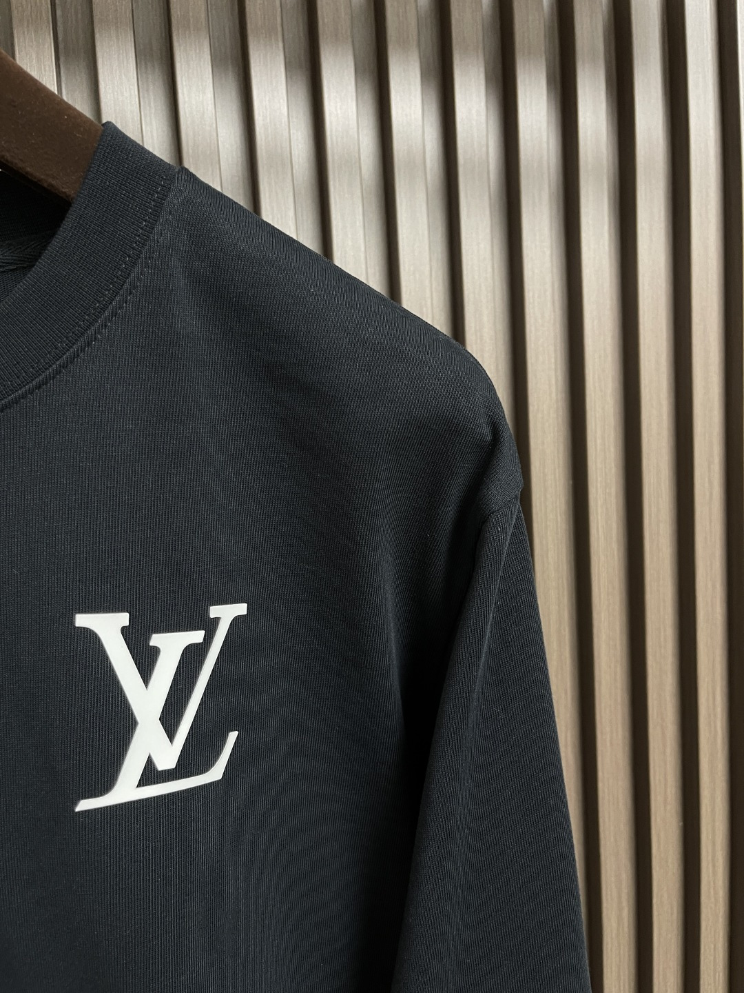 🛒🛒LV 大标字母标识圆领卫衣，面料采用原版定织定染纯棉毛圈420g高克面料，柔软亲肤细腻。做工细致，厚