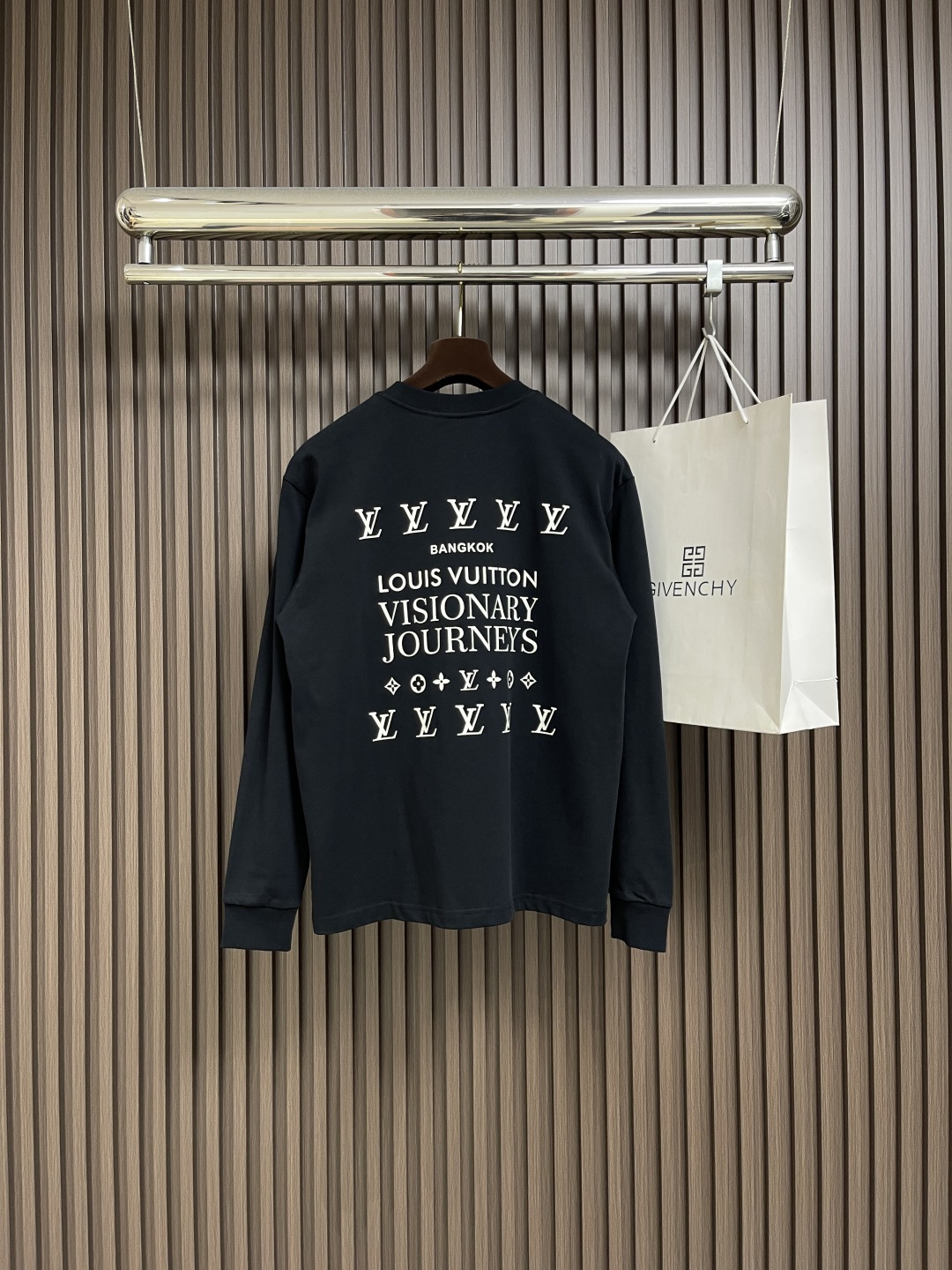 🛒🛒LV 大标字母标识圆领卫衣，面料采用原版定织定染纯棉毛圈420g高克面料，柔软亲肤细腻。做工细致，厚