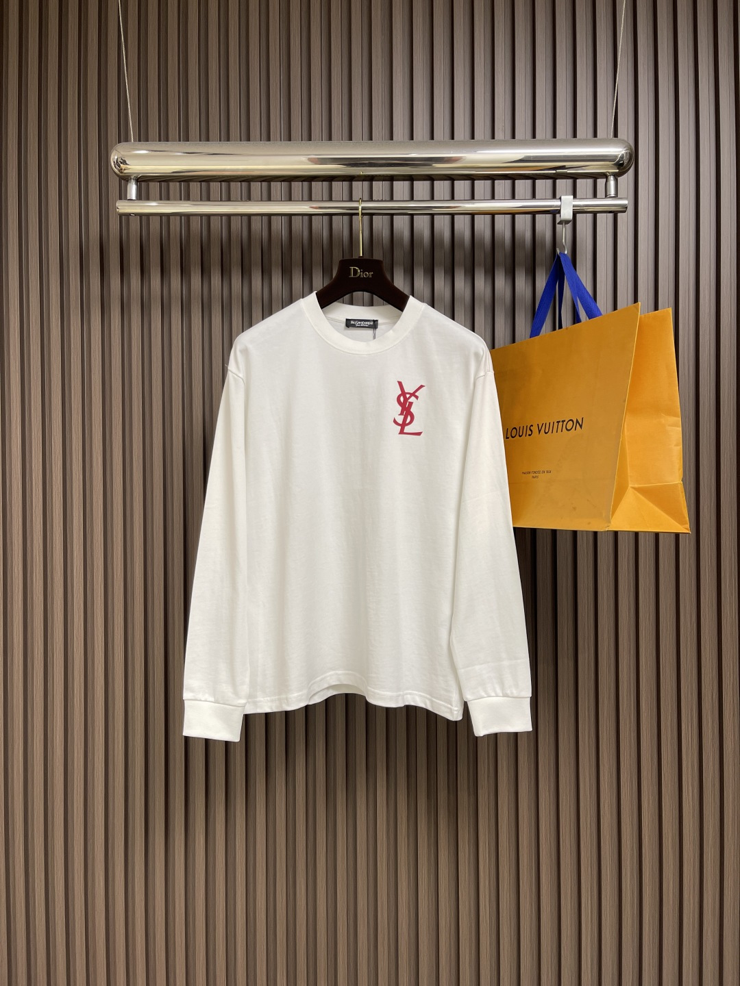 NO:523631,YSL Saint Laurent 2025ss flocked printed long-sleeved T-shirt Customized 260g cotton double yarn tight and smooth fabric, clean cloth surface, clear cloth pattern, very delicate and solid feel, more upright, widened cuffs, threaded design, fit the wrist width, tight and wear-resistant, three-dimensional positioning and tailoring of the dress. Size S-3XL Size bust 106 Shoulder width 49.5 Clothes 67 Sleeve length 60 M Size bust 110 Shoulder width 51 Sleeve length 69 Sleeve length 61 L Size bust 114 Shoulder width 52.5 Clothes 71 Sleeve length 62 XL Size bust 118 Shoulder width 54 Sleeve length 73 Sleeve length 63 2XL Size bust 122 Shoulder width 55.5 Clothes 75 Sleeve length 64 3XL Size bust 126 Shoulder width 57 Sleeve length 77 Sleeve length 6,,saint laurent,saint  laurent,tees,t-shirt,alexander wang19860909YSL 圣罗兰2025ss植绒印花长袖t恤 定制260g全棉双纱紧密爽滑面料,布面干净,布纹清晰,手感非常细腻扎实,更加力挺 袖口加宽螺纹设计,贴合手腕宽度,紧实耐磨,整衣立体定位剪裁.尺码S-3XL S码胸围106 肩宽49.5 衣长67 袖长60 M码胸围110 肩宽51 衣长69袖长61 L码胸围114肩宽52.5衣长71袖长62 XL码胸围118 肩宽54 衣长73袖长63 2XL码胸围122肩宽55.5衣长75袖长64 3XL码胸围126肩宽57衣长77袖长6,,saint laurent,saint laurent,tees，t-shirt,alexander wang,Men's clothing