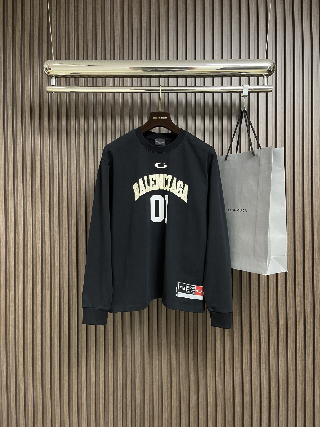 NO:524721,balenciaga 2025FW autumn and winter new basketball series Super Manchester United No. 01 jersey long-sleeved T-shirt, a wardrobe essential item, all adopt sportswear style detailed design. It uses 280 grams of jersey original fabric, 350 grams of fixed dye thread, the whole piece of clothing is complex, high-density patch embroidered patterns and basketball series customized logo labels, size S-3XL S size bust 106 Shoulder width 49.5 Sleeve length 67 Sleeve length 60 M size bust 110 Shoulder width 51 Sleeve length 69 Sleeve length 61 L size bust 114 Shoulder width 52.5 Sleeve length 71 Sleeve length 62 XL size bust 118 Shoulder width 54 Sleeve length 73 Sleeve length 63 2XL size bust 122 Shoulder width 55.5 Sleeve length 75 Sleeve length 64  3XL size bust 126 shoulder width 57 clothes length 77 sleeve length 6, balenciaga, tees, t-shirt, alexander wang19860909balenciaga 2025FW秋冬新款篮球系列超曼联名01号球衣长袖T恤,衣橱必备单品,都采用了运动装风格的细节设计.采用280克平纹布原版面料,350克定染螺纹,整件衣服工艺复杂,高密度贴布刺绣的图案和篮球系列定制专用logo标签,尺码S-3XL S码胸围106 肩宽49.5 衣长67 袖长60 M码胸围110 肩宽51 衣长69袖长61 L码胸围114肩宽52.5衣长71袖长62 XL码胸围118 肩宽54 衣长73袖长63 2XL码胸围122肩宽55.5衣长75袖长64 3XL码胸围126肩宽57衣长77袖长6,,balenciaga,tees，t-shirt,alexander wang,Men's clothing