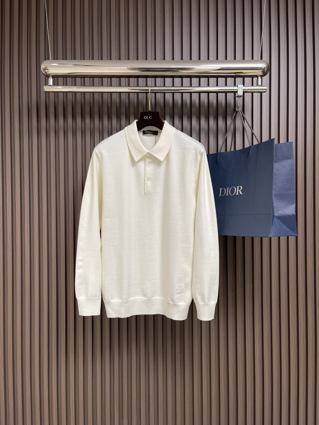 NO:524709,LP Loro Piano 2025SS Autumn and Winter New Knitted POLO Classic design and appearance, and the quality is even more unscrupulous. You can buy it directly. You can’t get it wrong! Through the detailed pictures, you can feel its powerful aura, and the warm-concentration effect is significant, so you don’t have to worry about the chill at all! It is both fashionable and functional, and the whole style looks more luxurious and elegant! Size 48-56 M-3XL M/48 bust 106​​ Shoulder width 44 Clothes 70 Sleeve length 62 L/50 Bust 110 Shoulder width 46 Clothes 72 Sleeve length 63 XL/52 bust 114 Shoulder width 48 Clothes 74 Sleeve length 64 2XL/54 Bust 118 Shoulder width 50 Clothes 76 Sleeve length 65 3XL/56 Bust 122 Shoulder width 52 Clothes 77 Sleeve length 66,,loro piano,loro piano,alexander wang19860909LP Loro Piano诺悠翩雅2025SS秋冬新款针织POLO 经典设计感与颜值爆棚,品质更是无法挑剔品控可以直接入手,不容过错的高端臻品！通过细节图片便可感受到它强悍的气场,聚温保暖效果显著,完全不用担心会有一点寒意！时尚与功能性兼备,整款显得更加的奢华大气！尺码48-56 M-3XL M/48胸围106 肩宽44 衣长70 袖长62 L/50 胸围110 肩宽46 衣长72 袖长63 XL/52胸围114 肩宽48 衣长74 袖长64 2XL/54 胸围118 肩宽50 衣长76 袖长65 3XL/56 胸围122 肩宽52 衣长77 袖长66,,loro piana,loro piana,alexander wang,Men's clothing