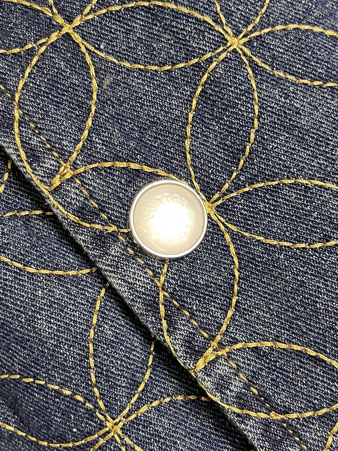 🛒🛒LV x NIGO 牛仔棉服夹克外套，出自Pharrell和Nigo在2025秋冬系列的合作之作，展